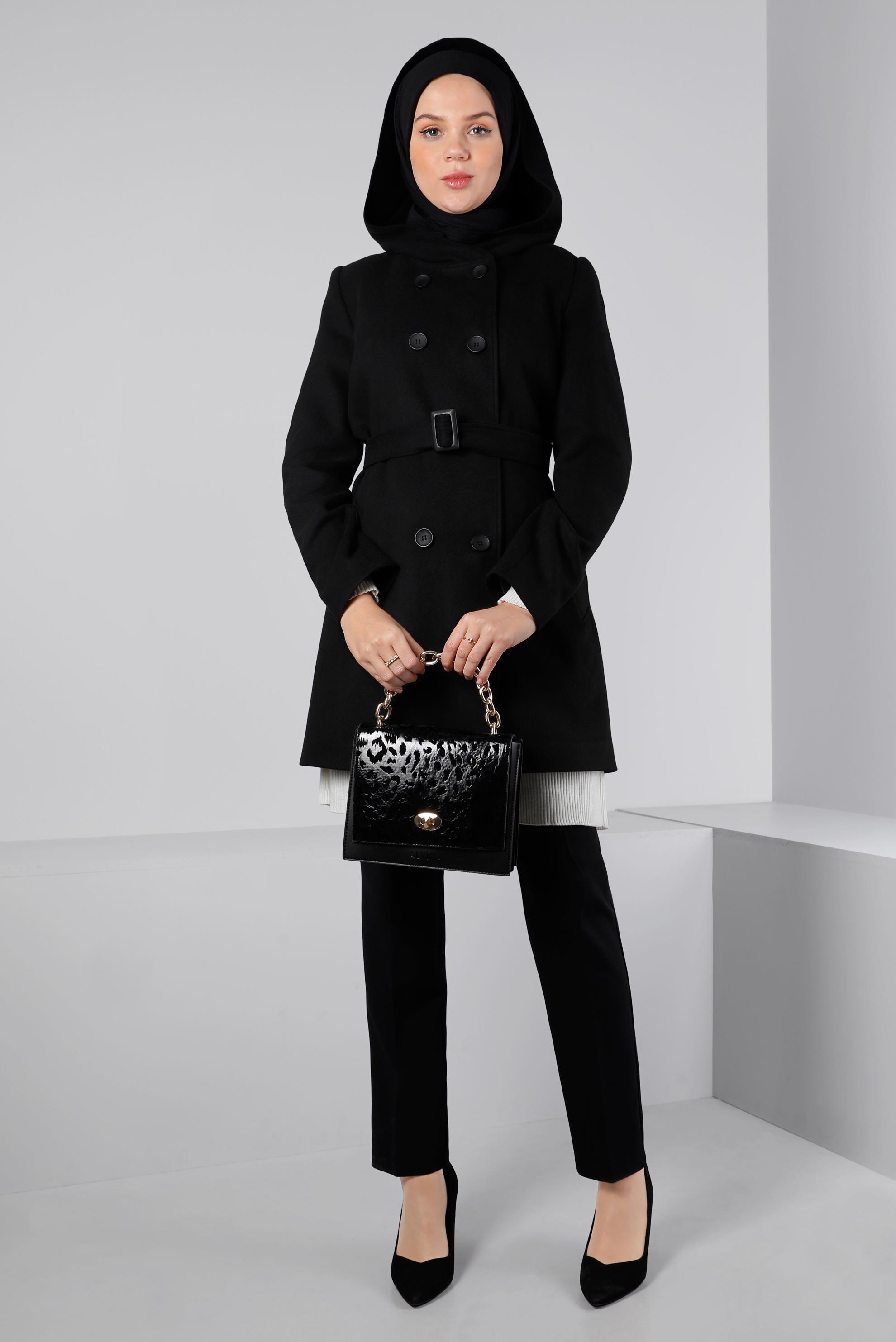 Tesettür giyim SİYAH KUŞAKLI KAPÜŞONLU KABAN 90352