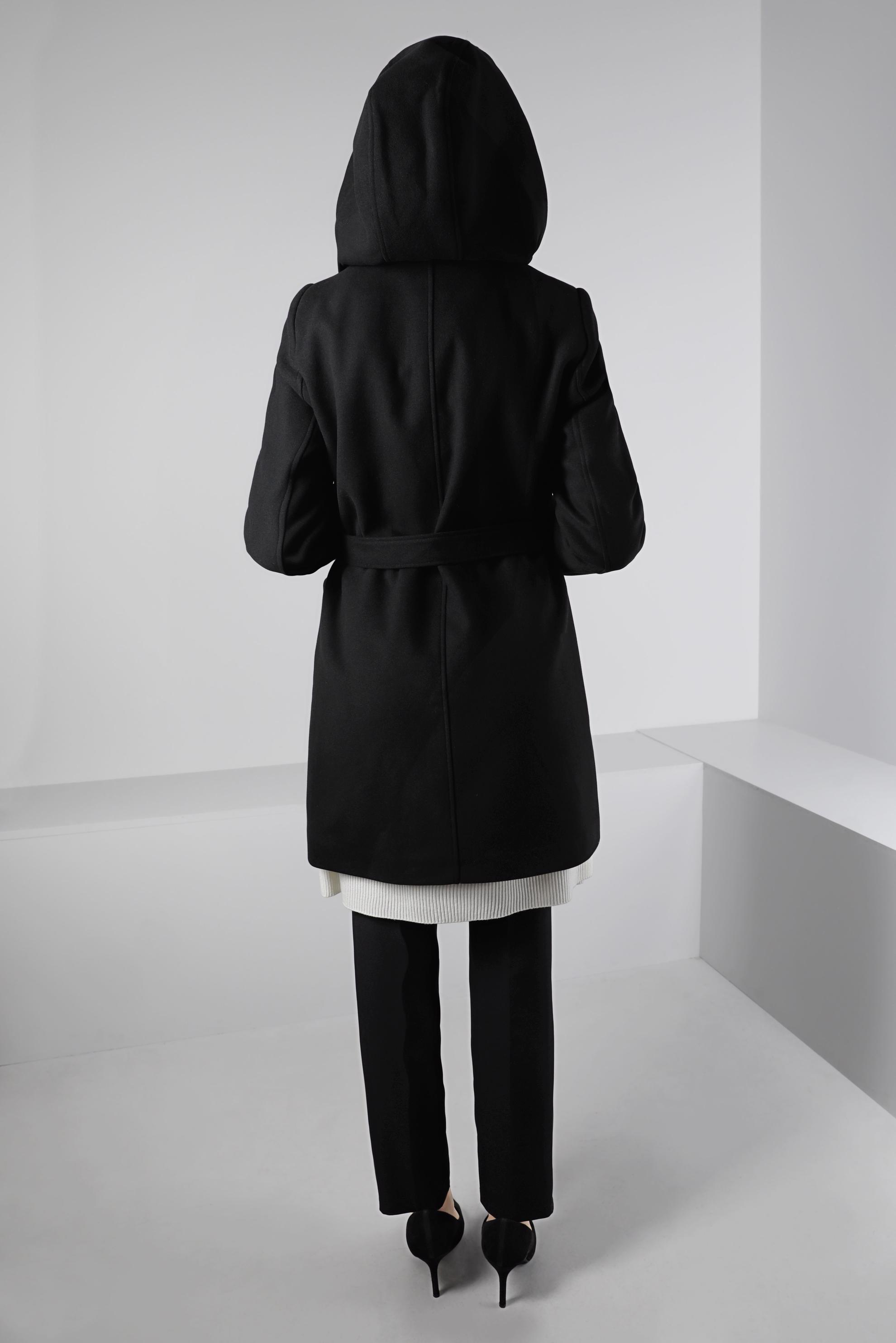 Tesettür giyim SİYAH KUŞAKLI KAPÜŞONLU KABAN 90352