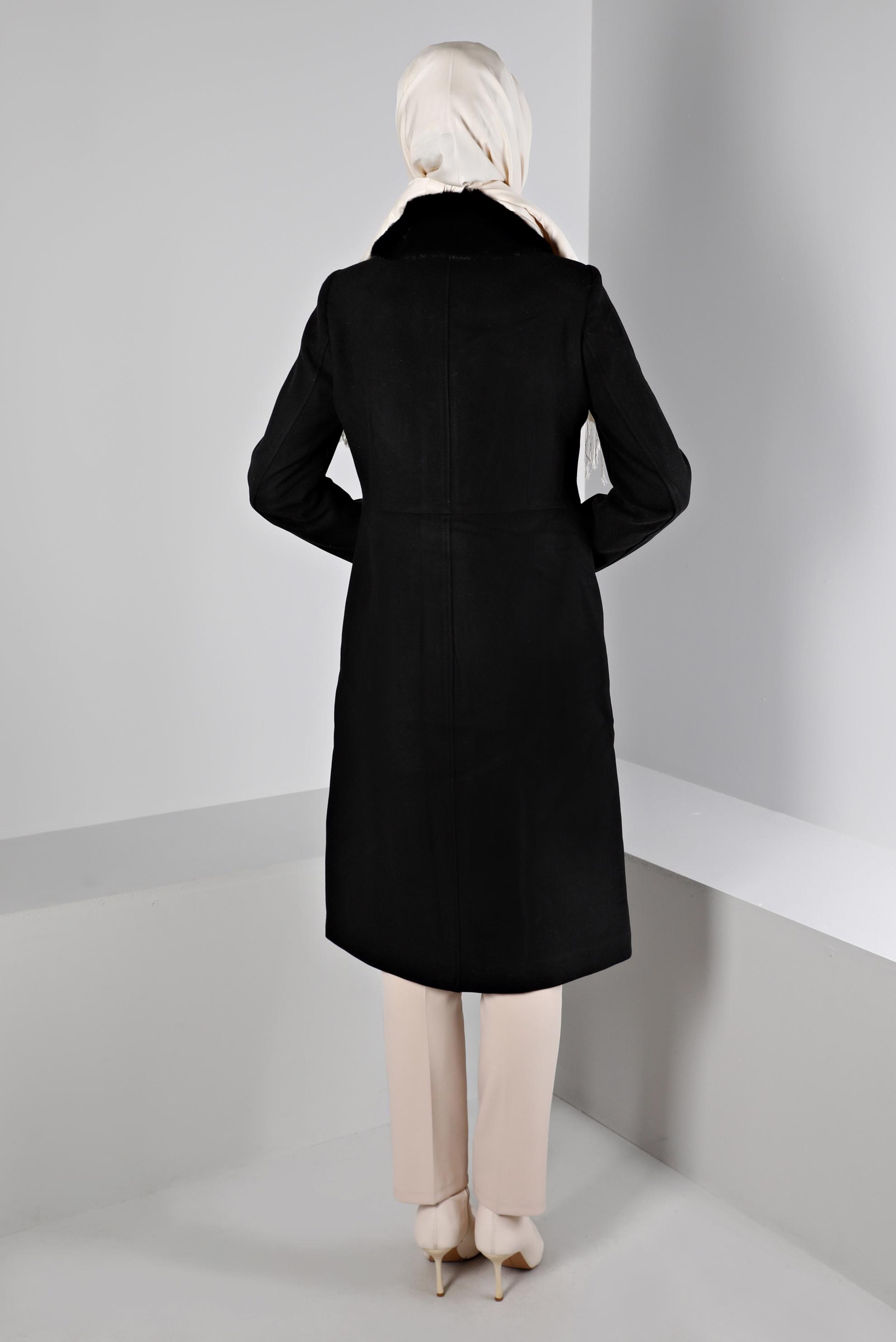 Tesettür giyim SİYAH YAKASI KÜRKLÜ DÜĞMELİ KABAN 90354