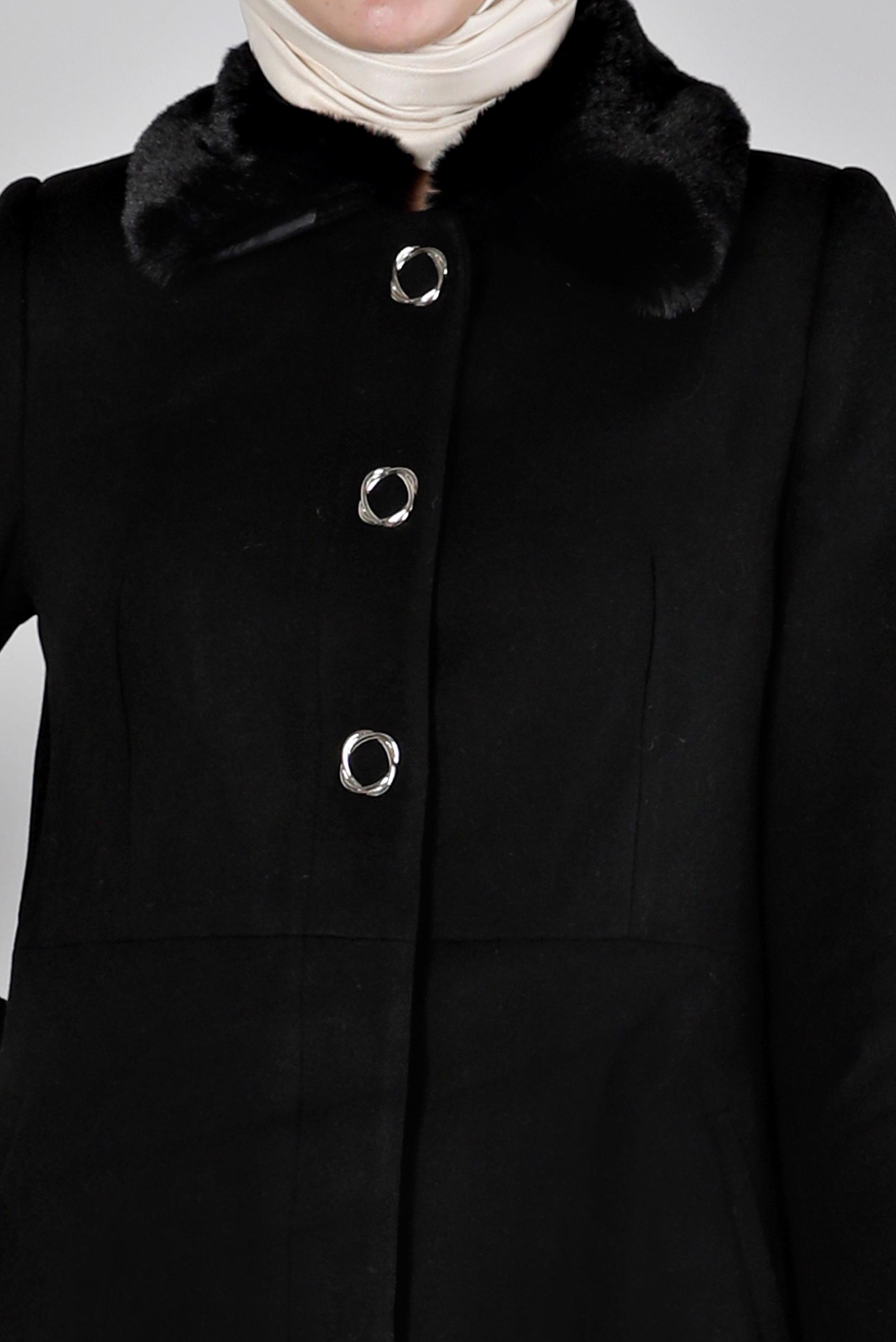 Tesettür giyim SİYAH YAKASI KÜRKLÜ DÜĞMELİ KABAN 90354