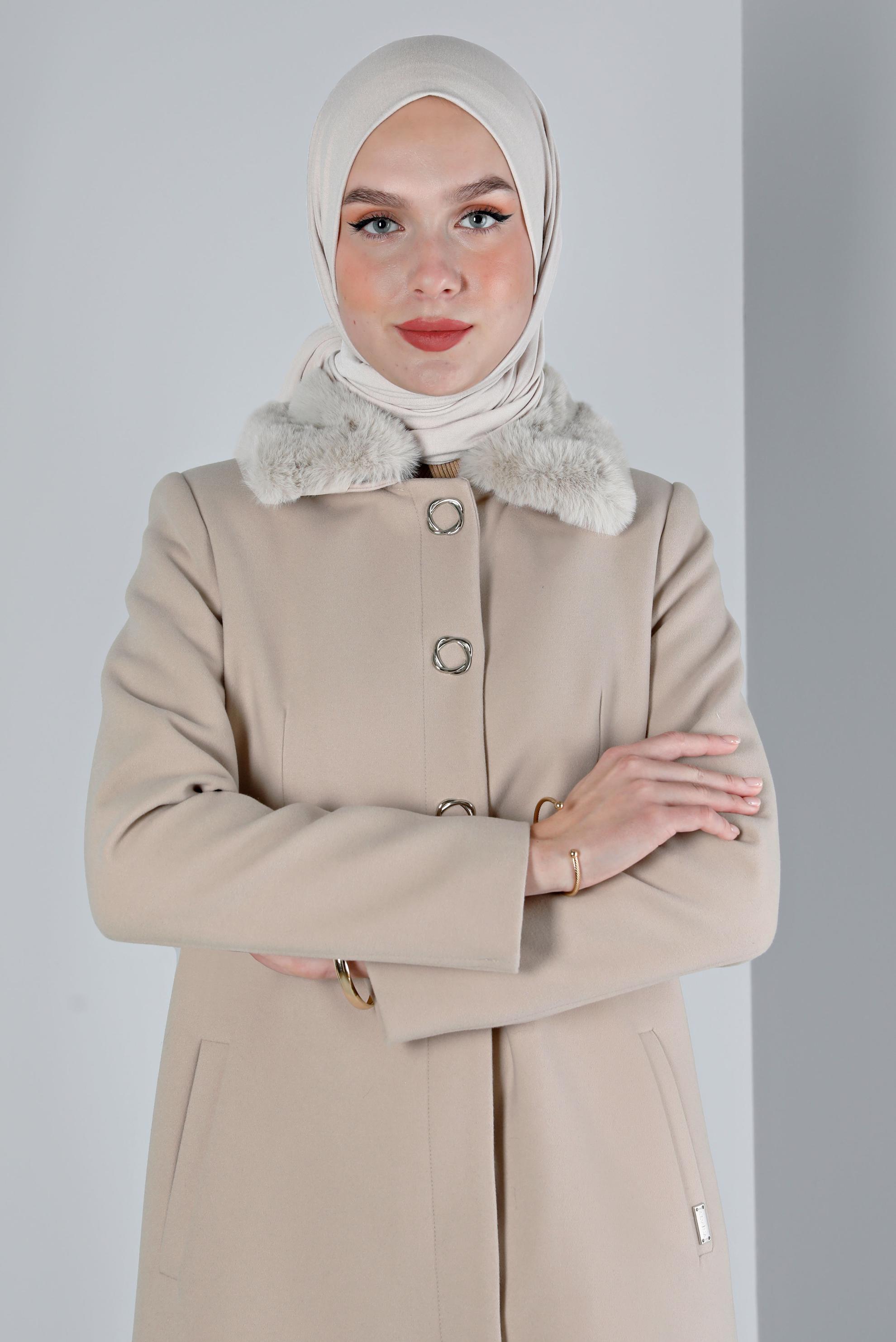 Tesettür giyim BEJ YAKASI KÜRKLÜ DÜĞMELİ KABAN 90354