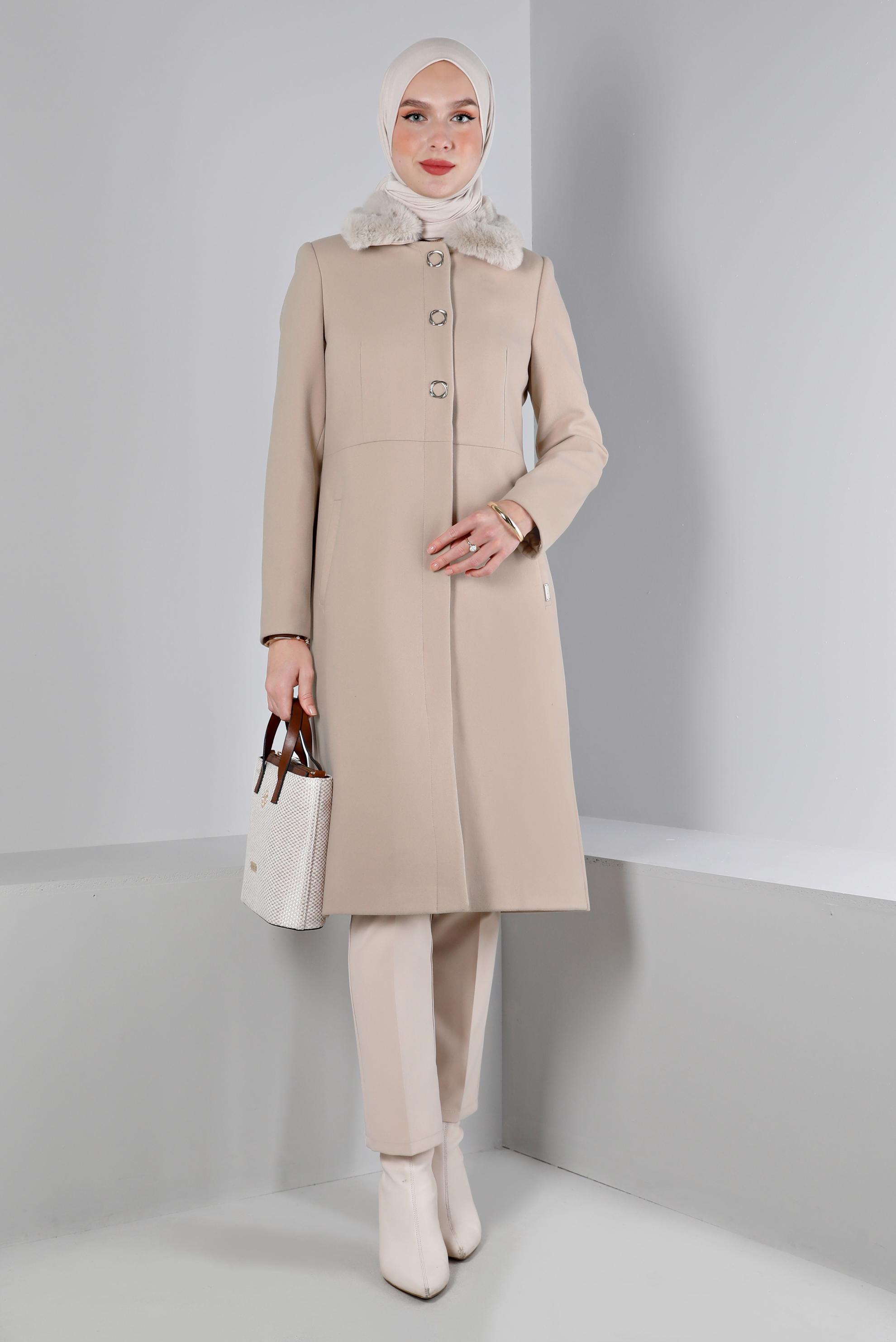 Tesettür giyim BEJ YAKASI KÜRKLÜ DÜĞMELİ KABAN 90354