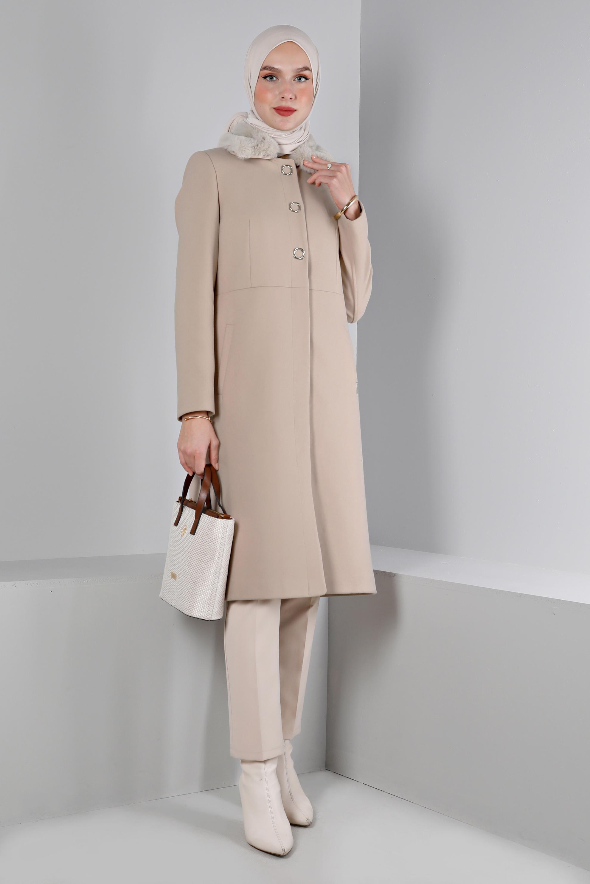 Tesettür giyim BEJ YAKASI KÜRKLÜ DÜĞMELİ KABAN 90354