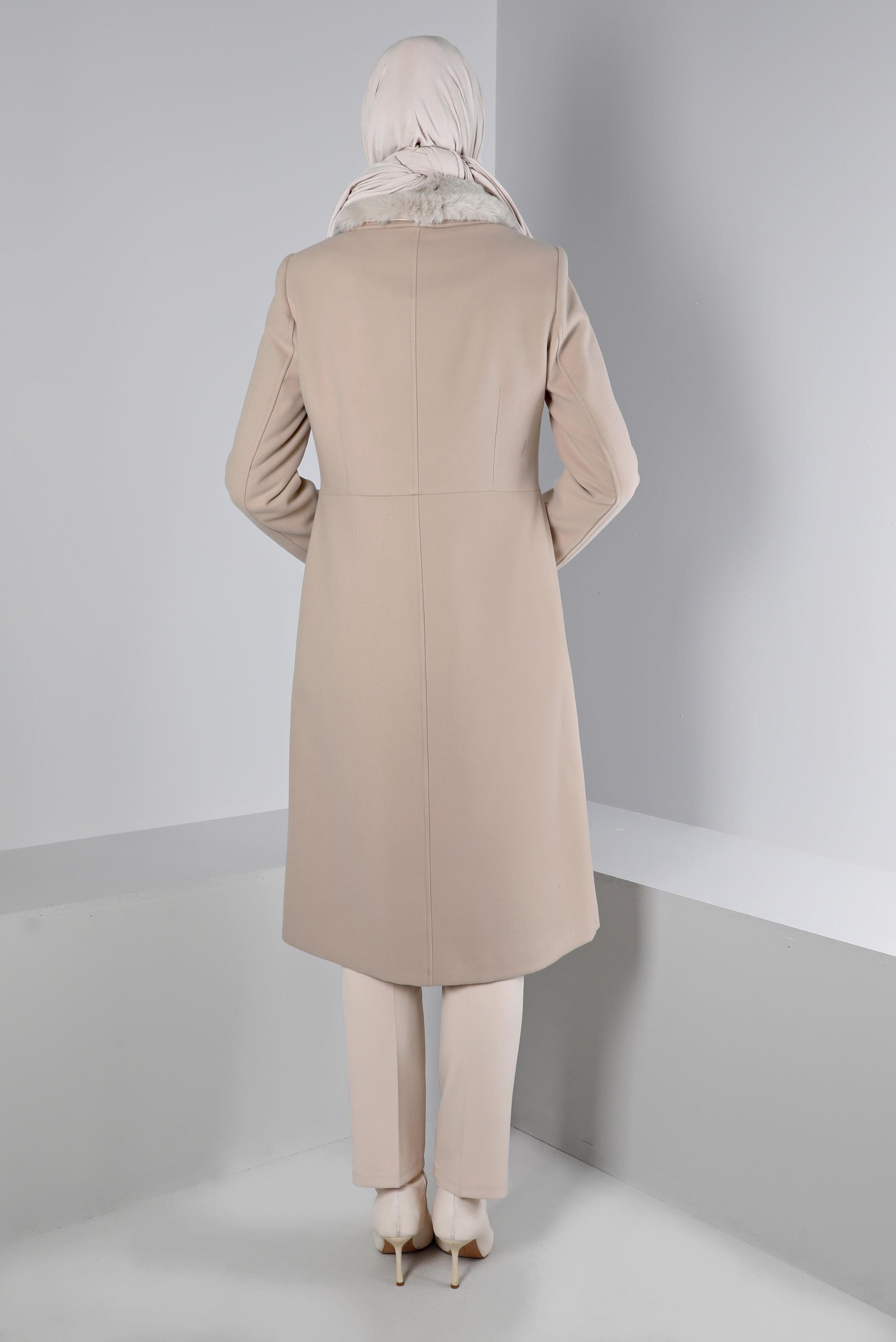 Tesettür giyim BEJ YAKASI KÜRKLÜ DÜĞMELİ KABAN 90354