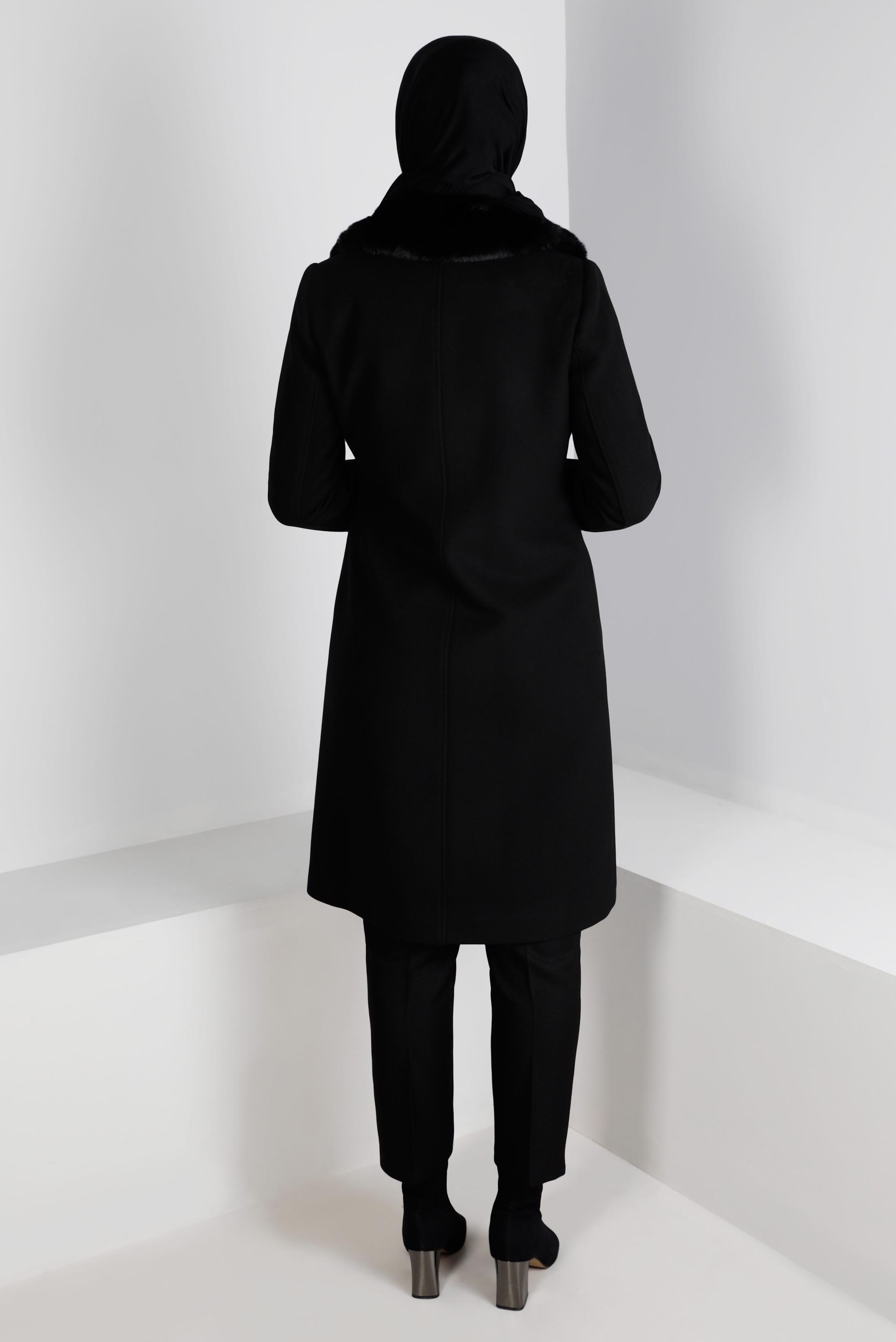 Tesettür giyim SİYAH KÜRK DETAYLI KEMERLİ KABAN 90357 