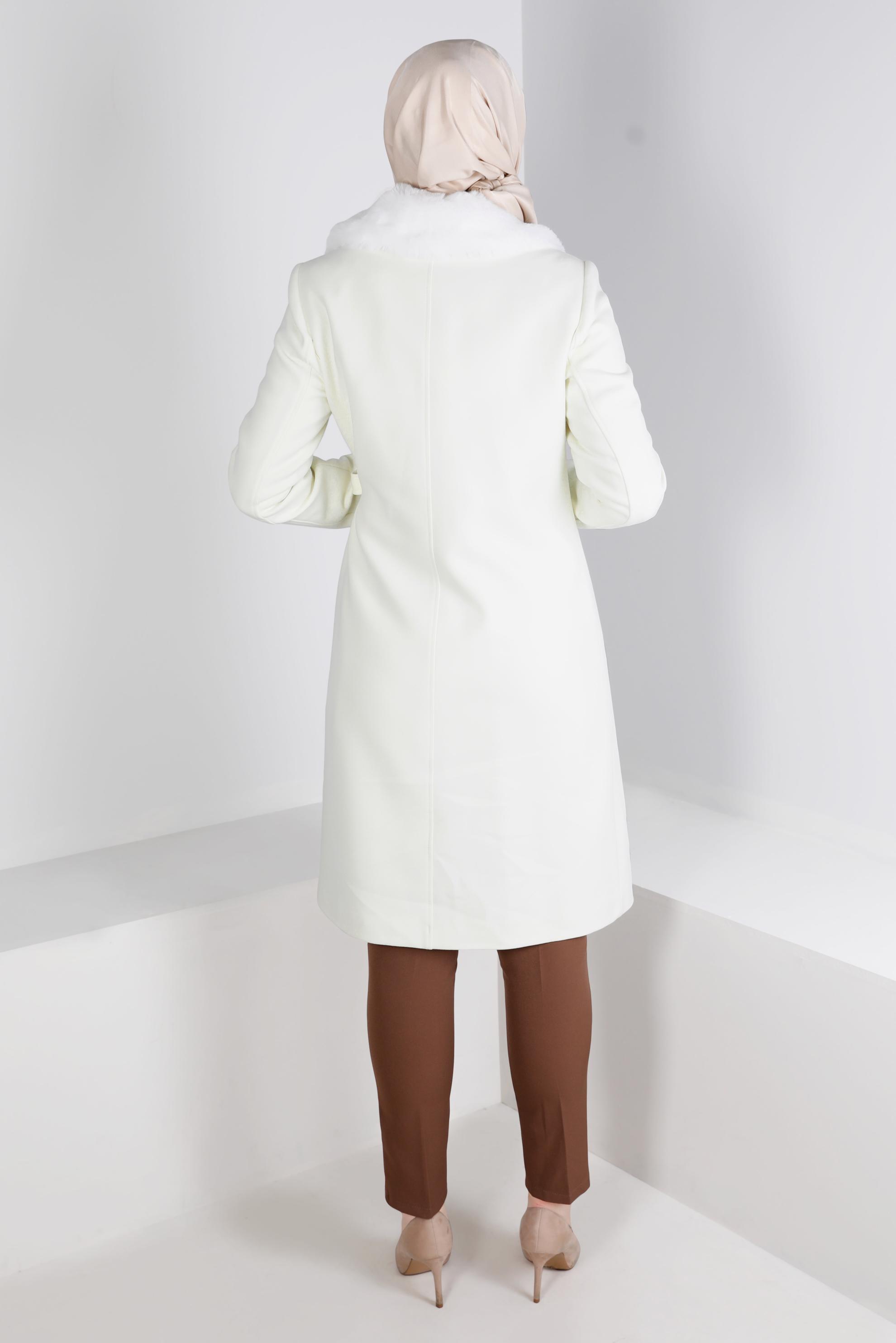 Tesettür giyim BEYAZ KÜRK DETAYLI KEMERLİ KABAN 90357 