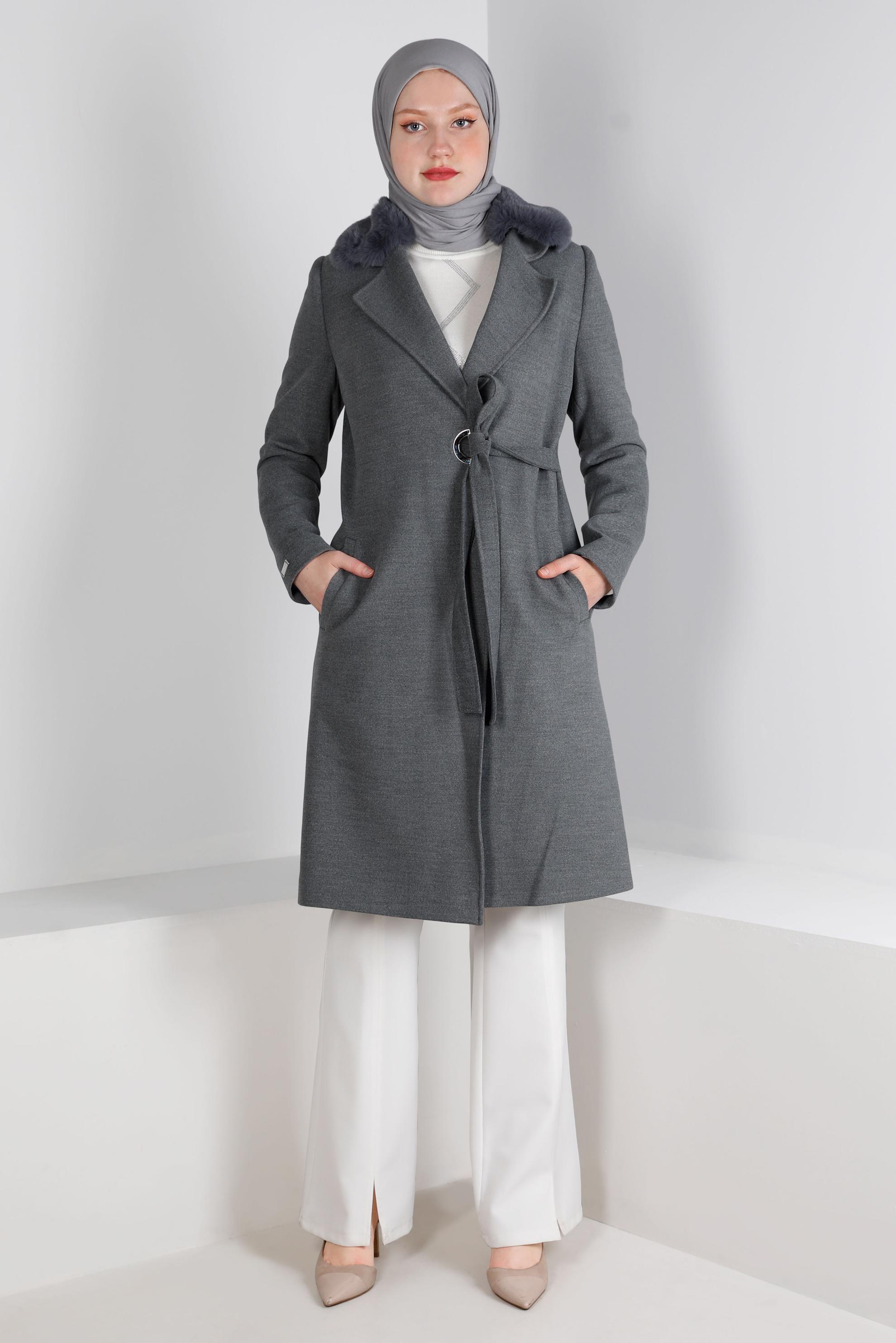 Tesettür giyim GRİ KÜRK DETAYLI KEMERLİ KABAN 90357 