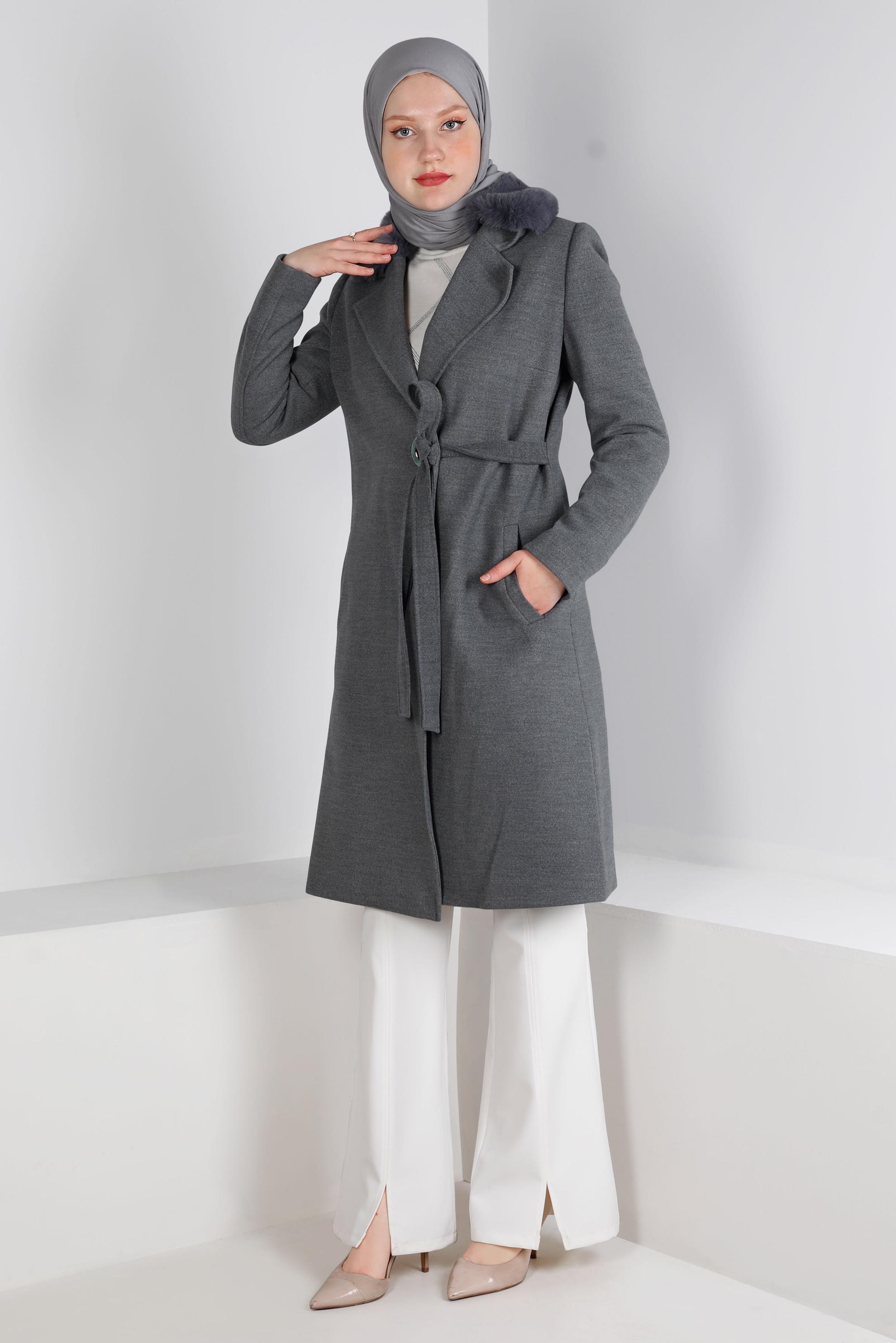 Tesettür giyim GRİ KÜRK DETAYLI KEMERLİ KABAN 90357 