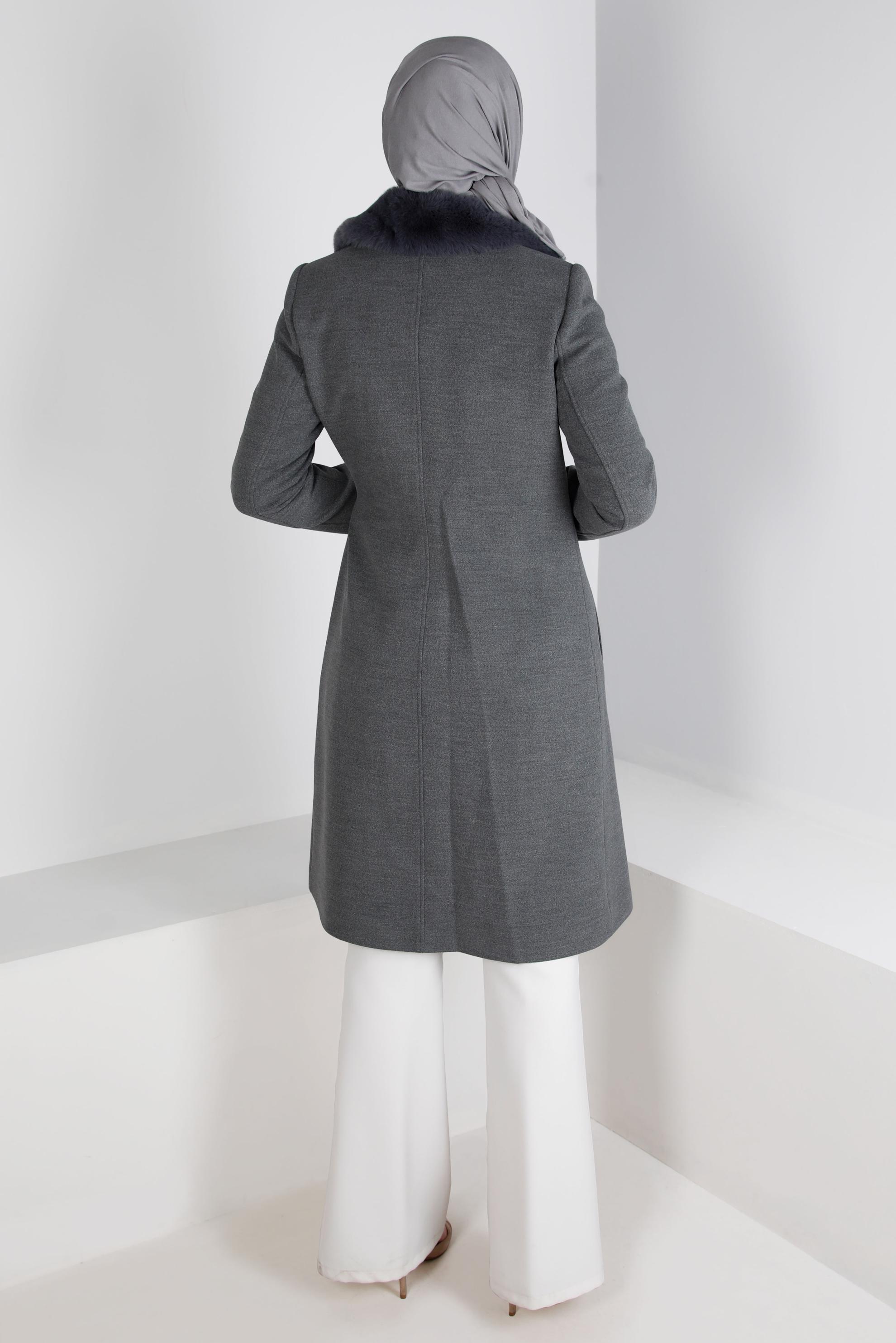 Tesettür giyim GRİ KÜRK DETAYLI KEMERLİ KABAN 90357 