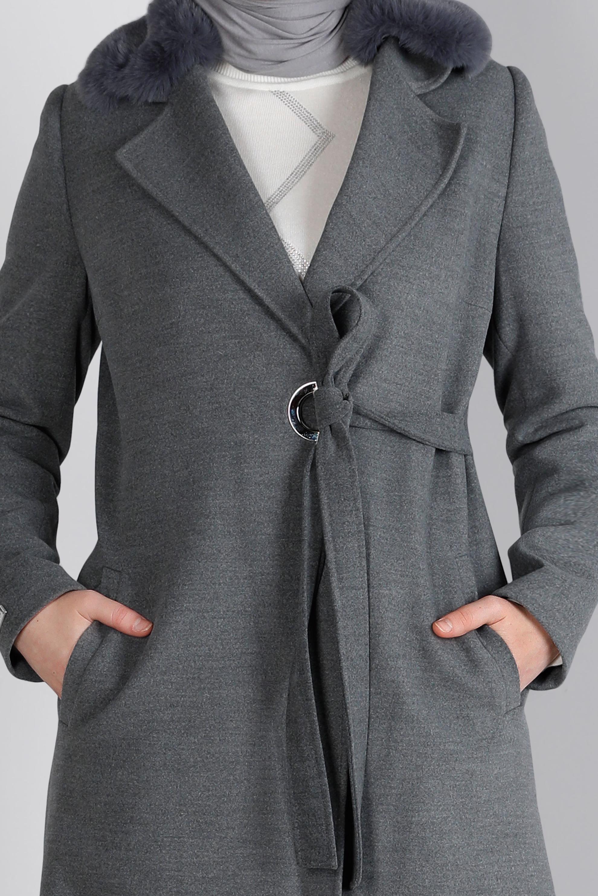 Tesettür giyim GRİ KÜRK DETAYLI KEMERLİ KABAN 90357 