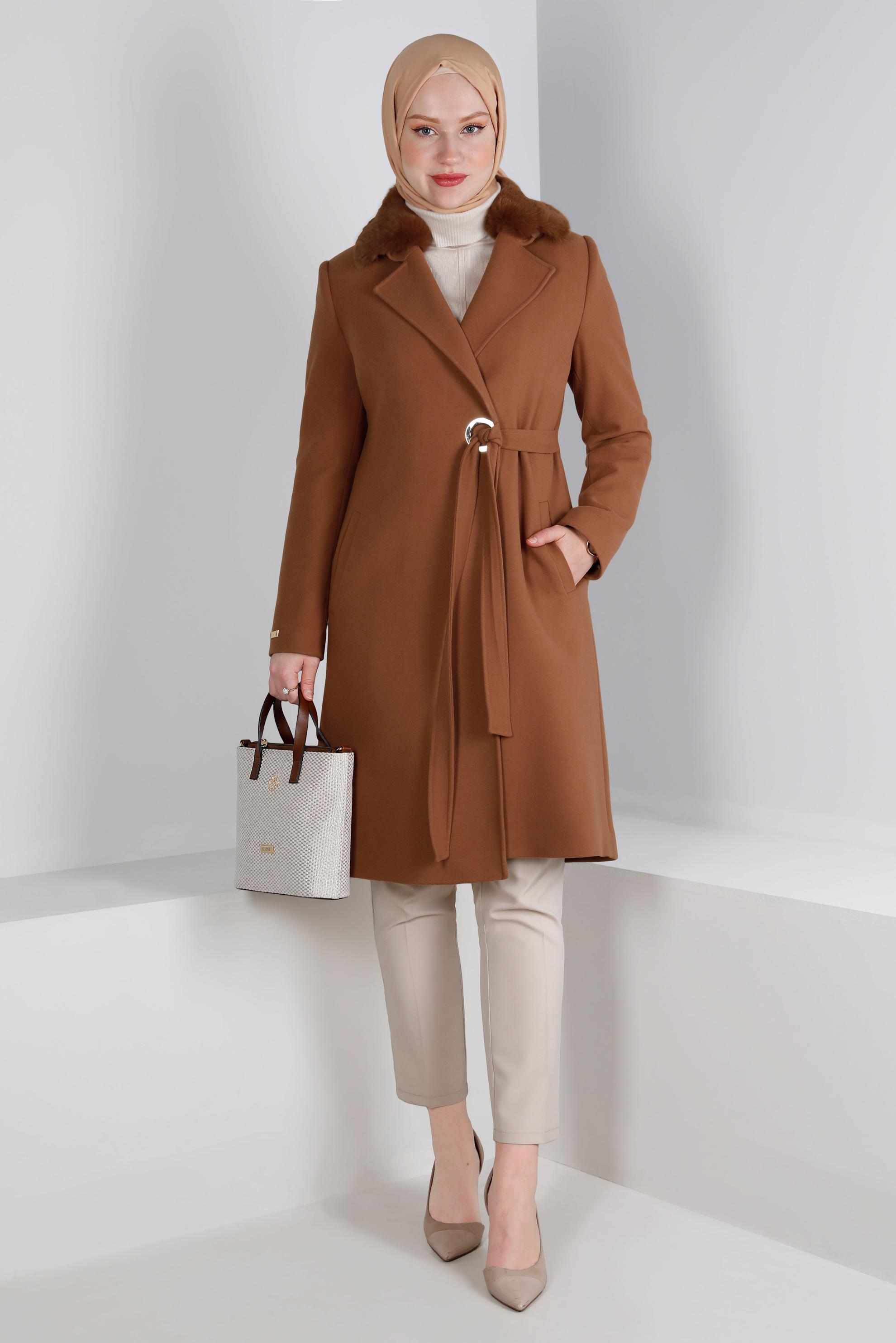 Tesettür giyim TABA KÜRK DETAYLI KEMERLİ KABAN 90357 