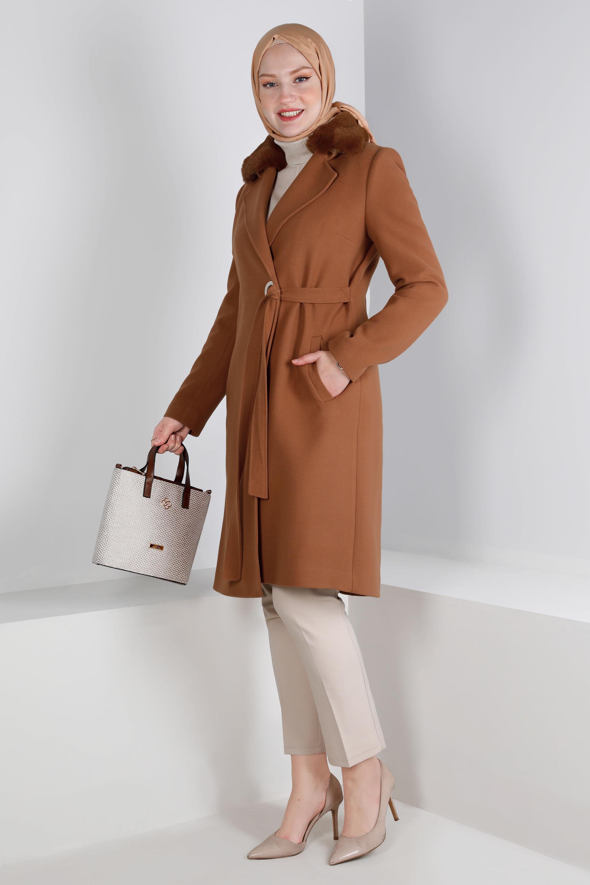 Tesettür giyim TABA KÜRK DETAYLI KEMERLİ KABAN 90357 