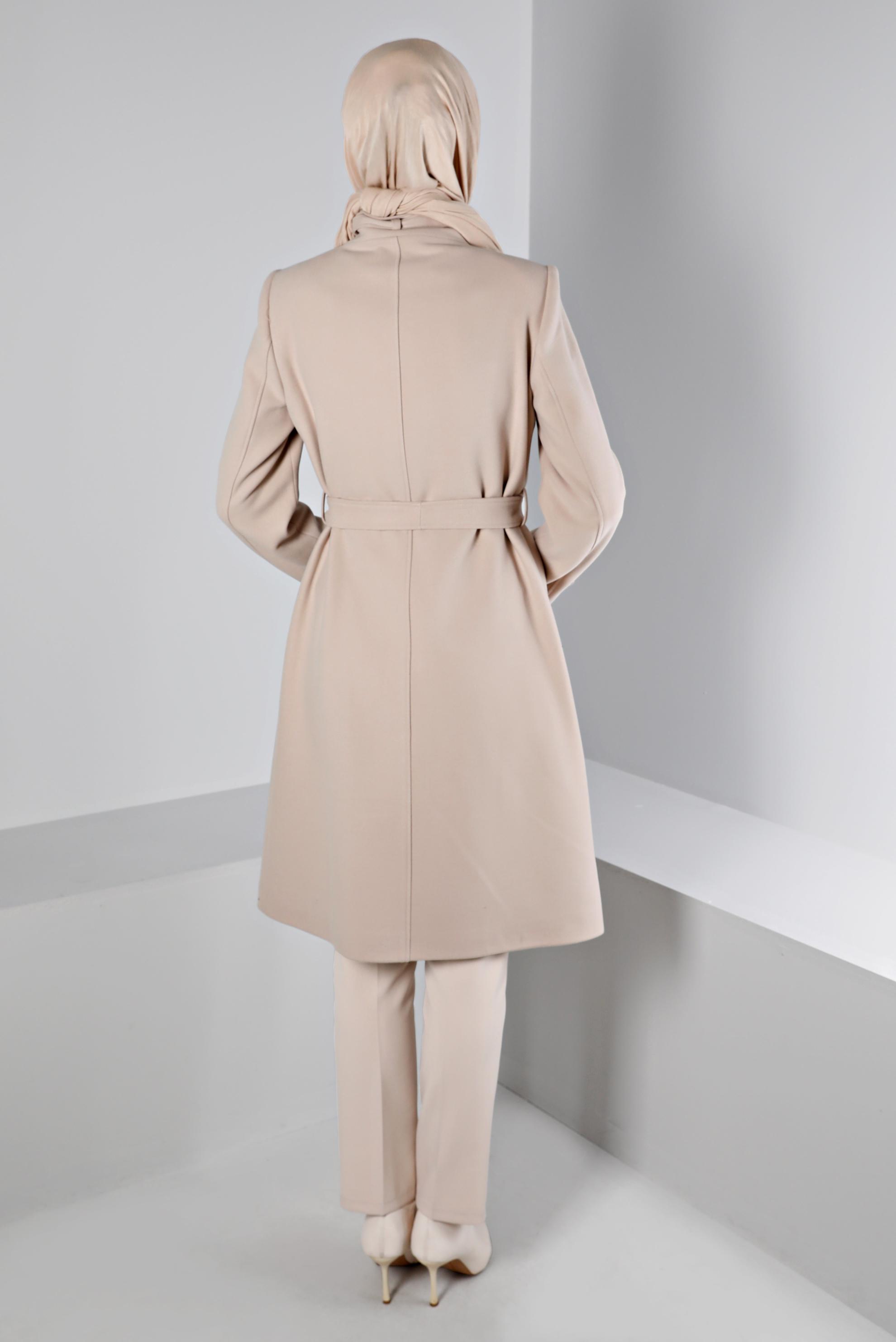 Tesettür giyim BEJ YAKASI KEMER DETAYLI KABAN 90358 