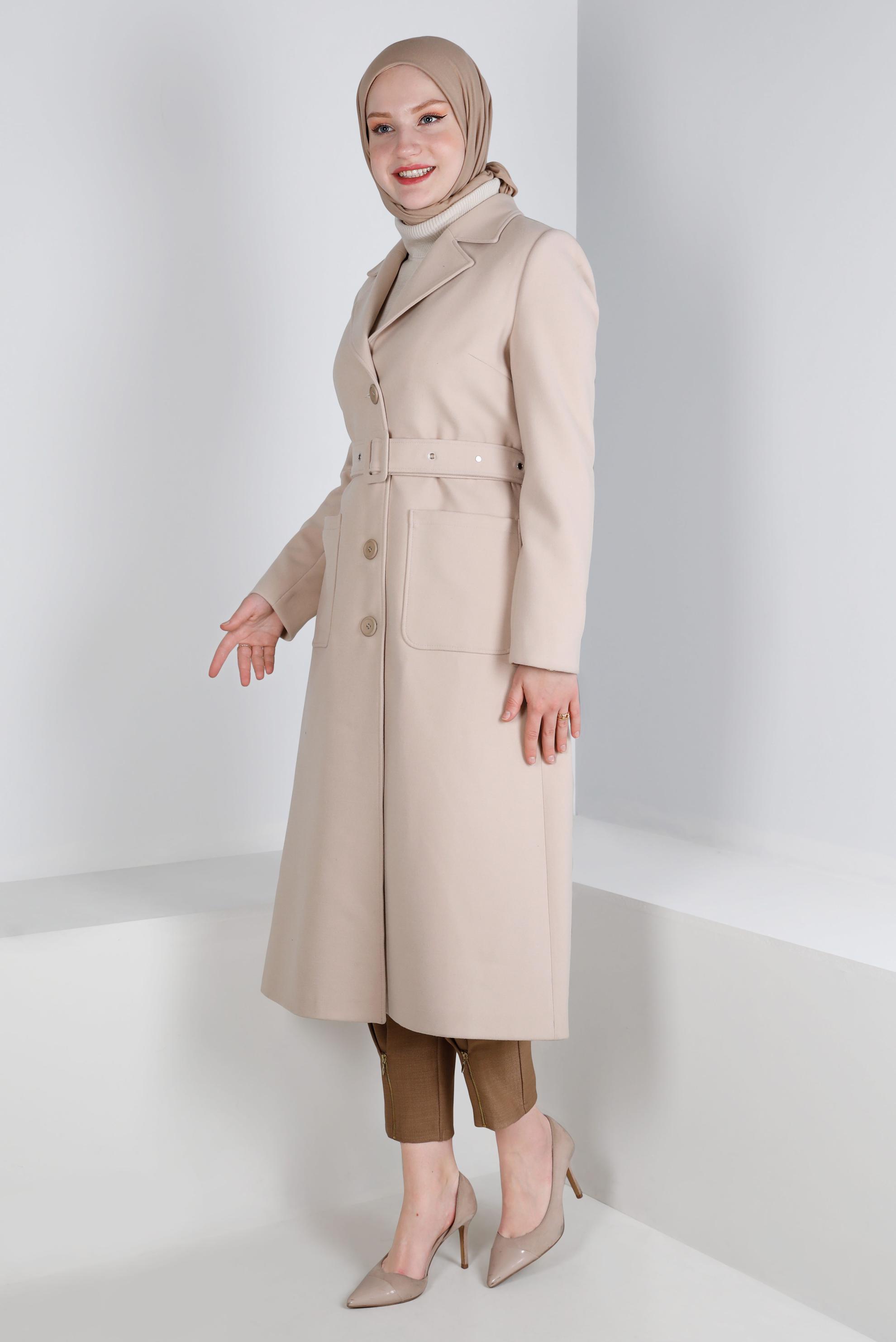 Tesettür giyim BEJ KEMERLİ DÜĞMELİ KABAN 90362