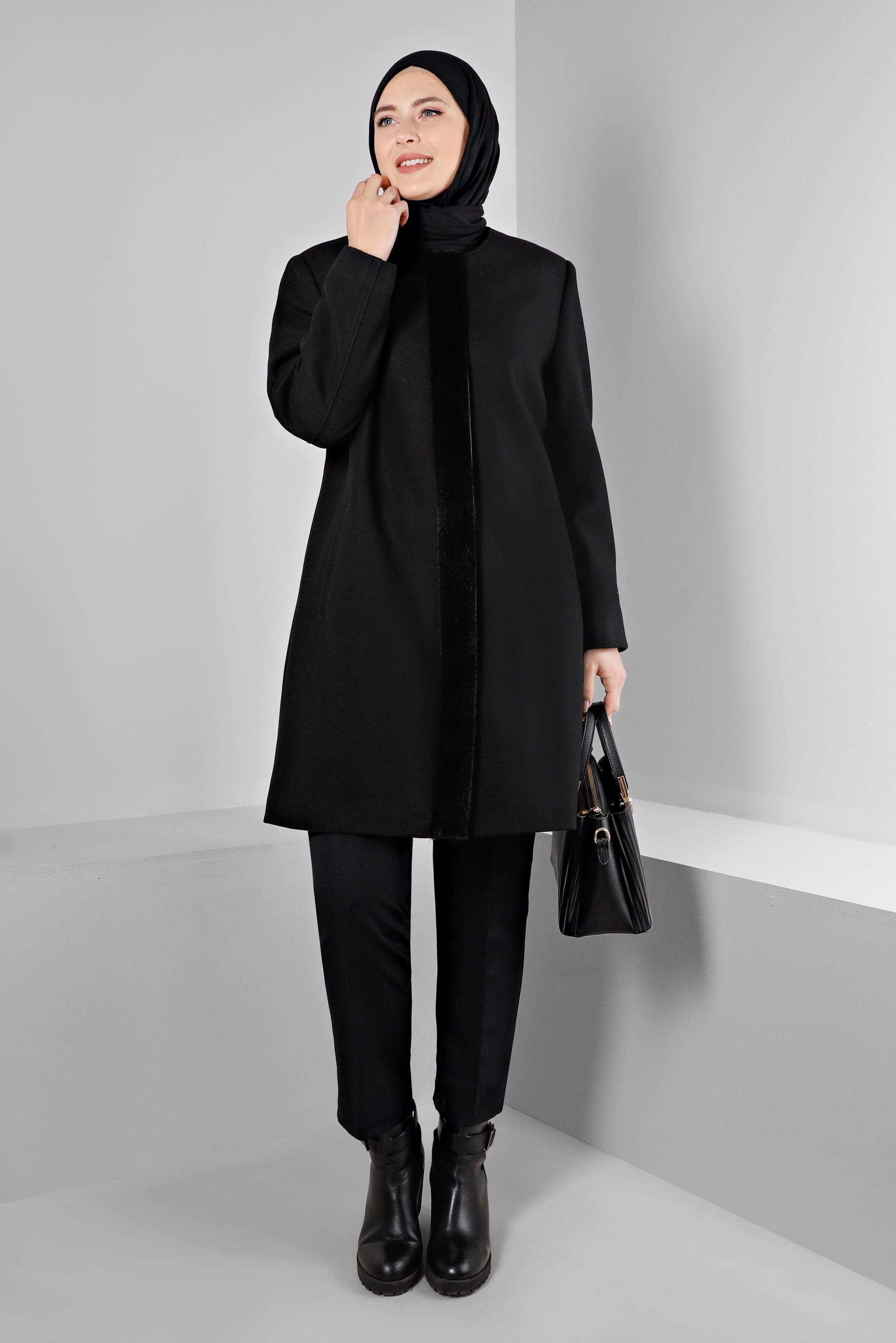 Vêtements hijab NOIR MANTEAU EN FOURRURE AVEC DÉTAIL DE POCHE 90366