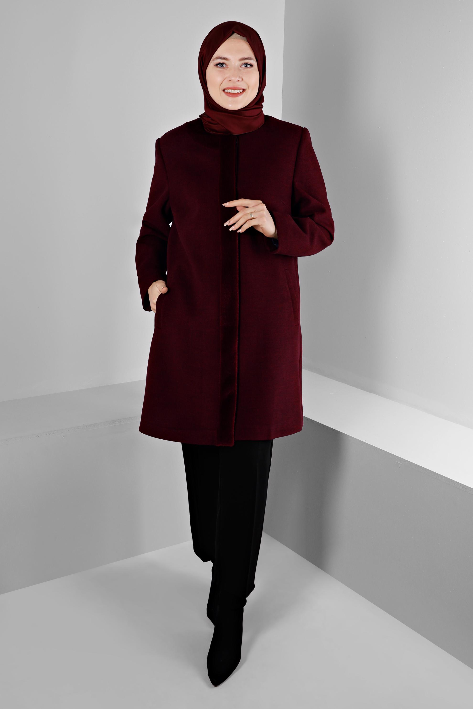 Vêtements hijab ROUGE BORDEAUX MANTEAU EN FOURRURE AVEC DÉTAIL DE POCHE 90366