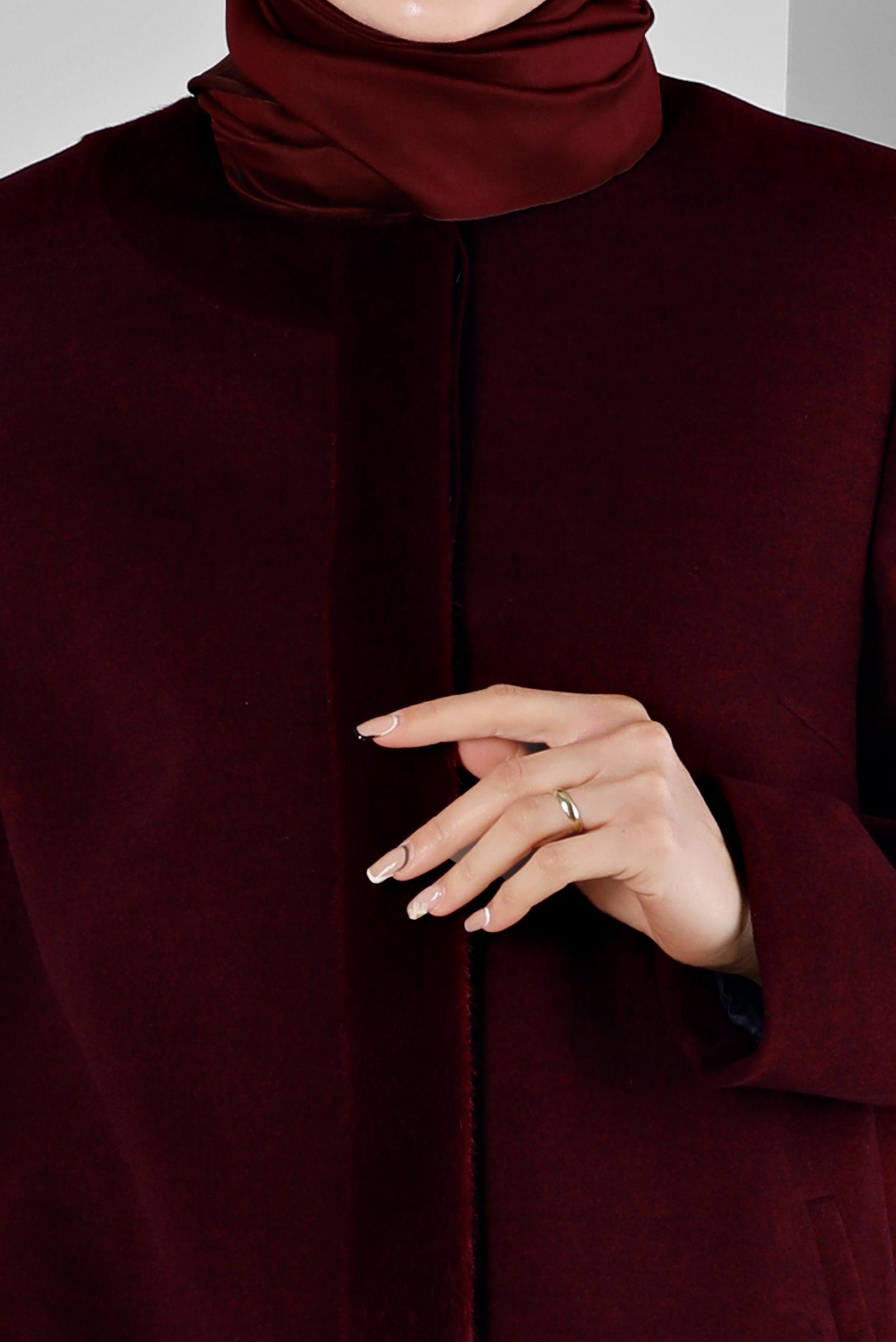 Vêtements hijab ROUGE BORDEAUX MANTEAU EN FOURRURE AVEC DÉTAIL DE POCHE 90366