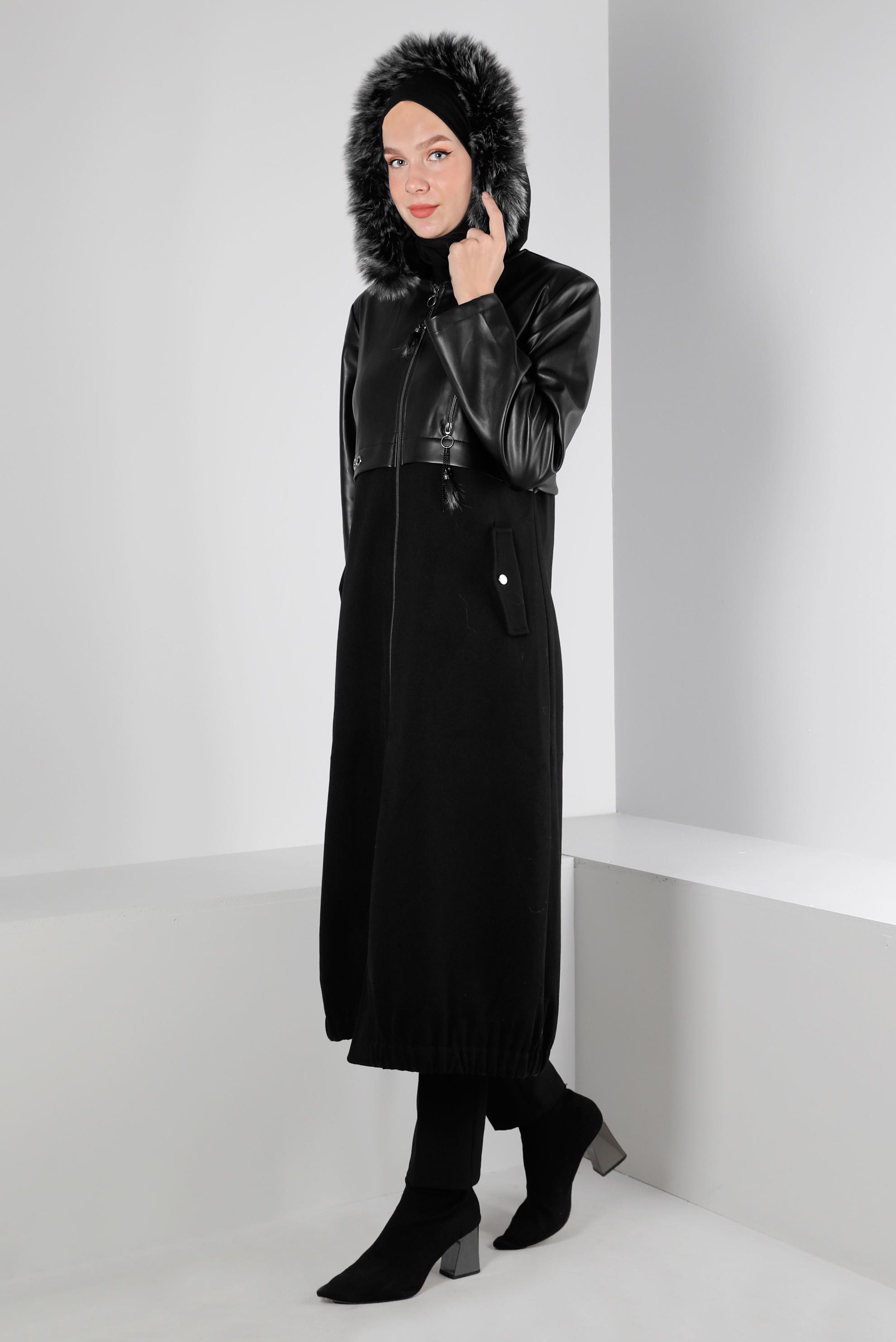 Tesettür giyim SİYAH DERİ DETAYLI KAPÜŞONU KÜRKLÜ KABAN 90372