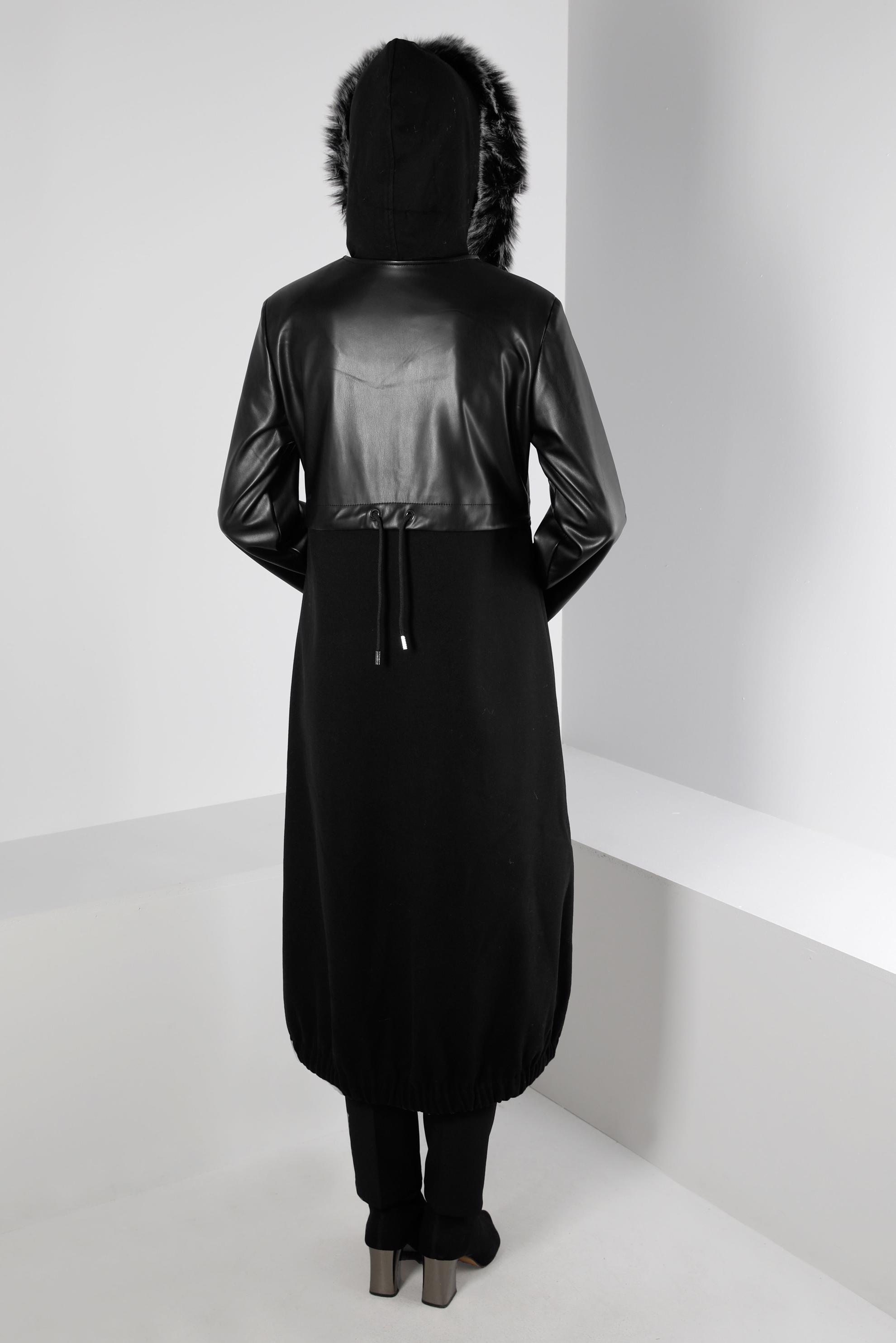 Tesettür giyim SİYAH DERİ DETAYLI KAPÜŞONU KÜRKLÜ KABAN 90372