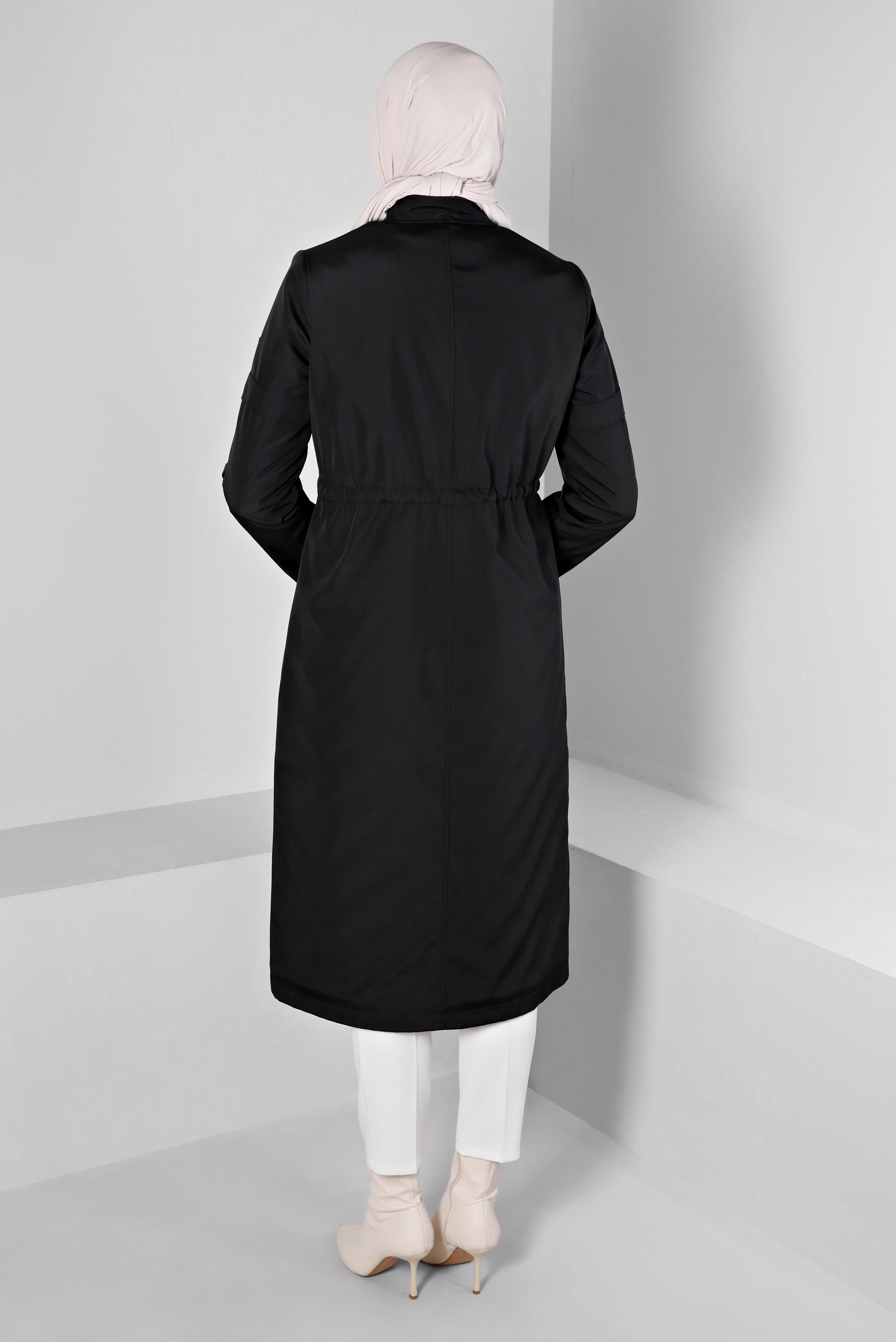 Tesettür giyim SİYAH BELİ BÜZGÜLÜ ZIMBA DETAYLI FERMUARLI PARKA 90374