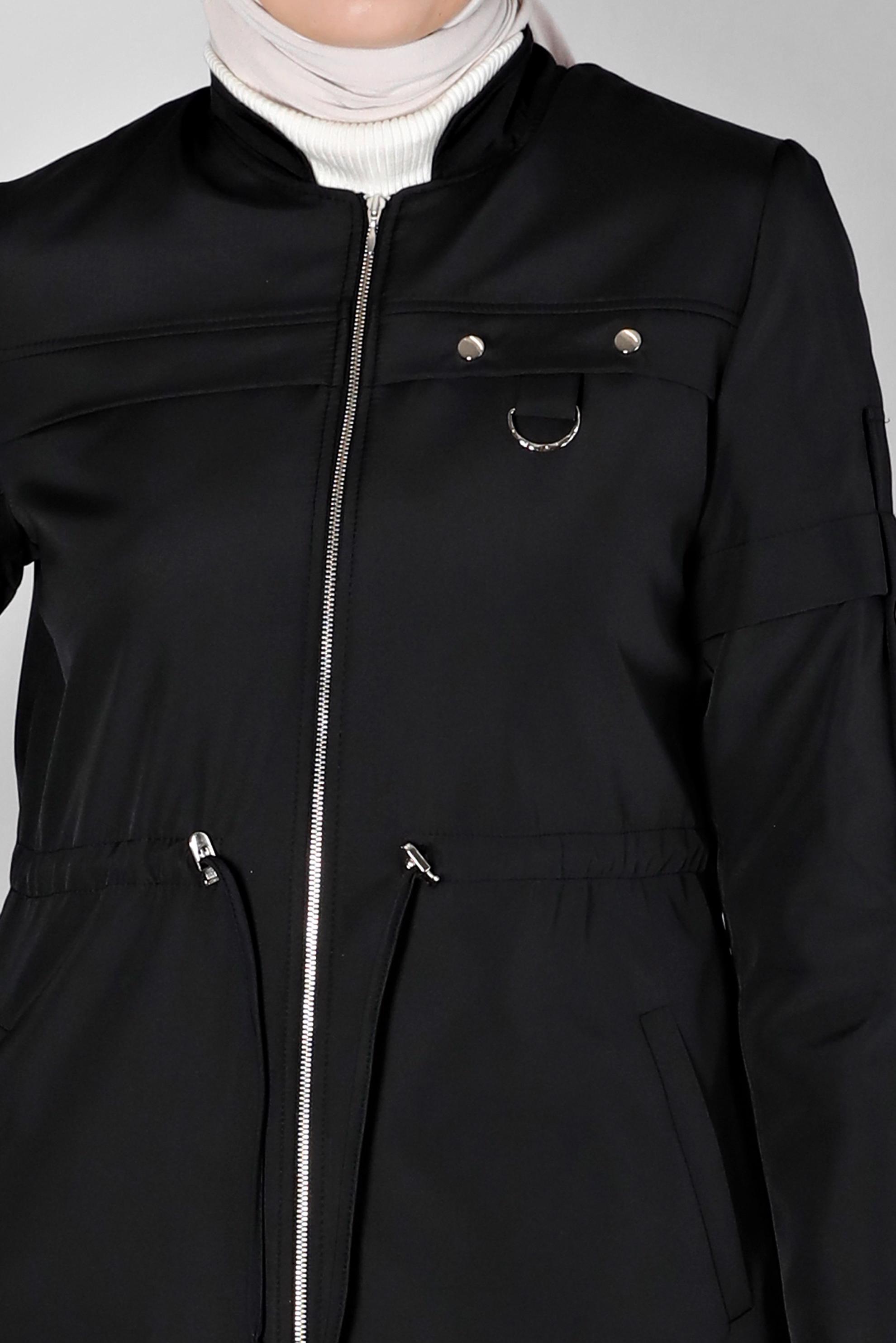 Tesettür giyim SİYAH BELİ BÜZGÜLÜ ZIMBA DETAYLI FERMUARLI PARKA 90374