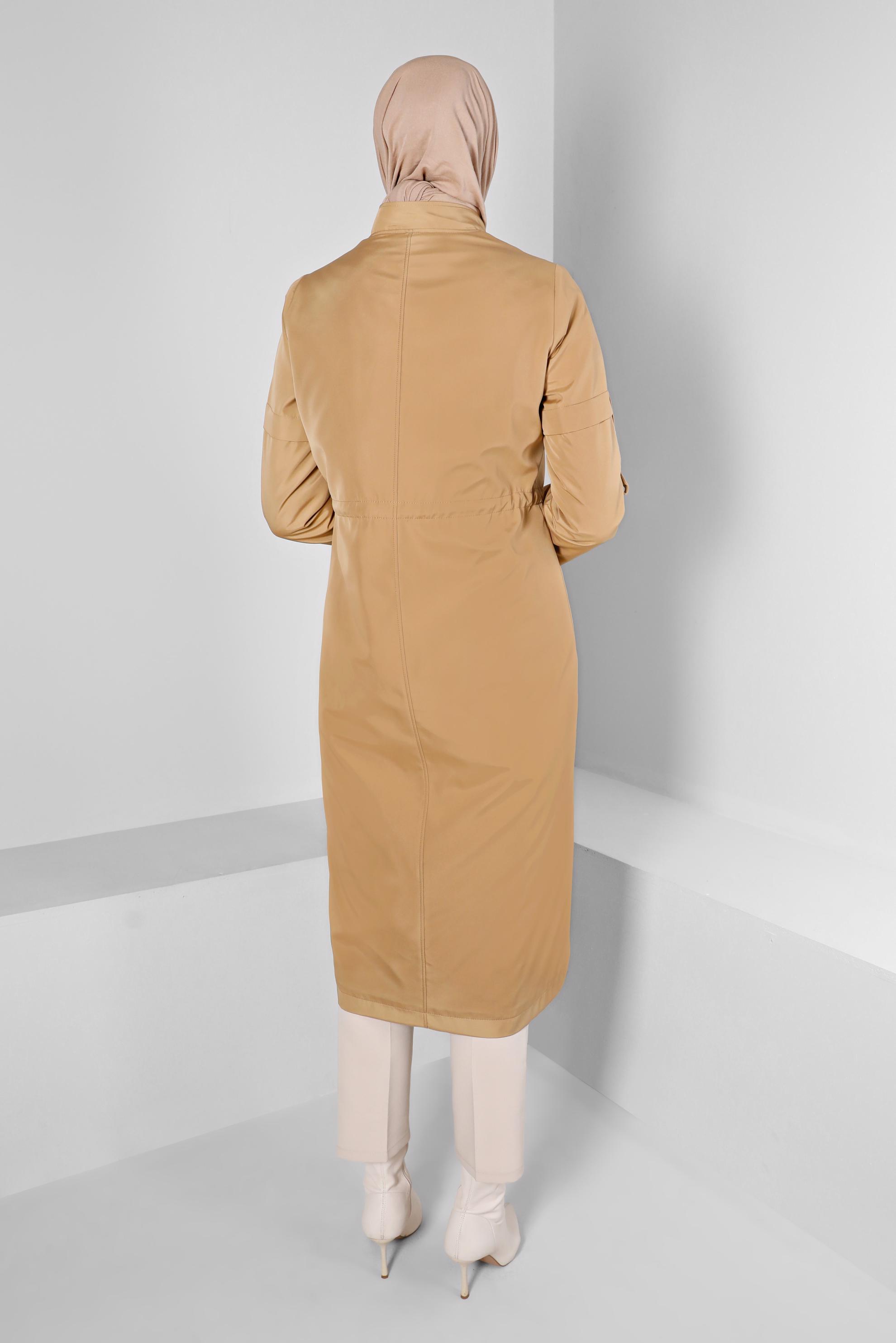 Tesettür giyim KAHVE BELİ BÜZGÜLÜ ZIMBA DETAYLI FERMUARLI PARKA 90374