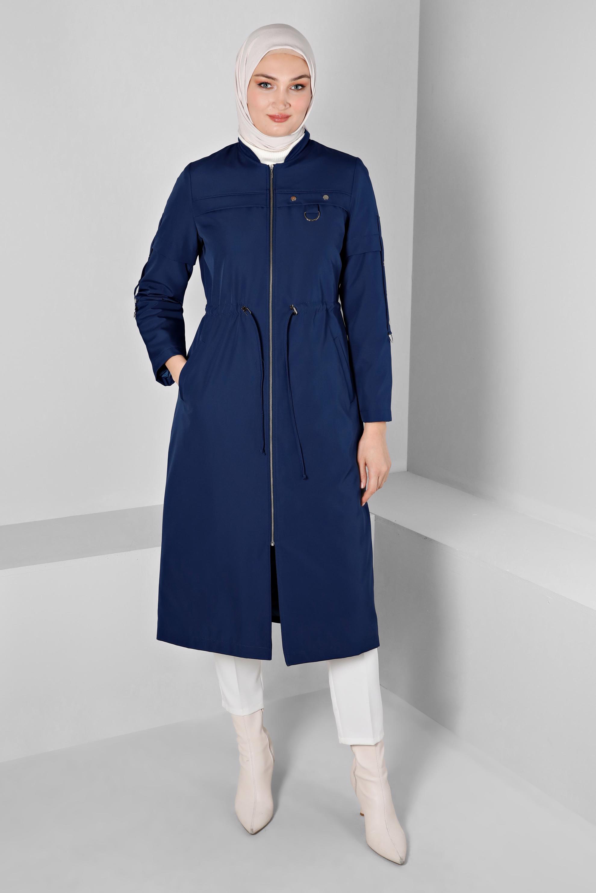 Tesettür giyim LACİVERT BELİ BÜZGÜLÜ ZIMBA DETAYLI FERMUARLI PARKA 90374