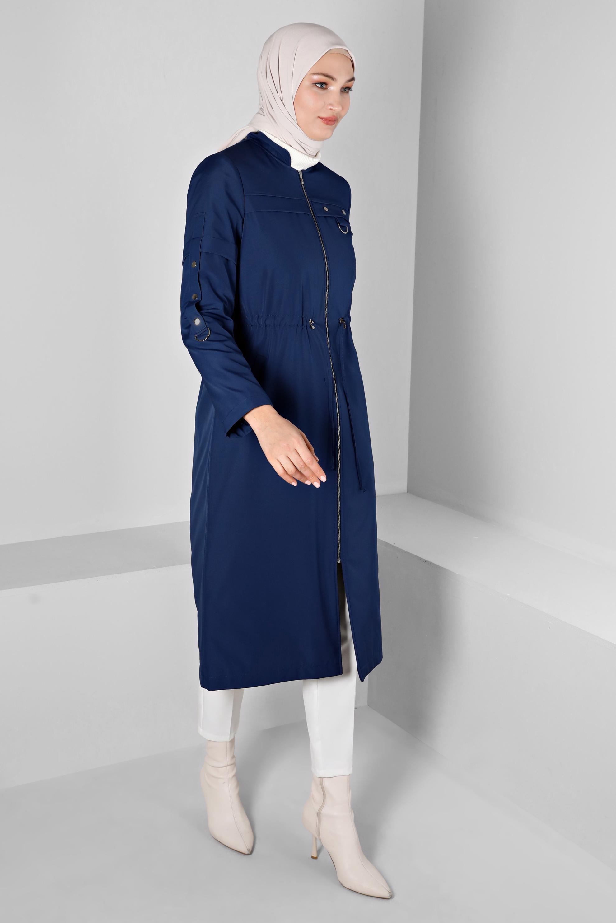 Tesettür giyim LACİVERT BELİ BÜZGÜLÜ ZIMBA DETAYLI FERMUARLI PARKA 90374