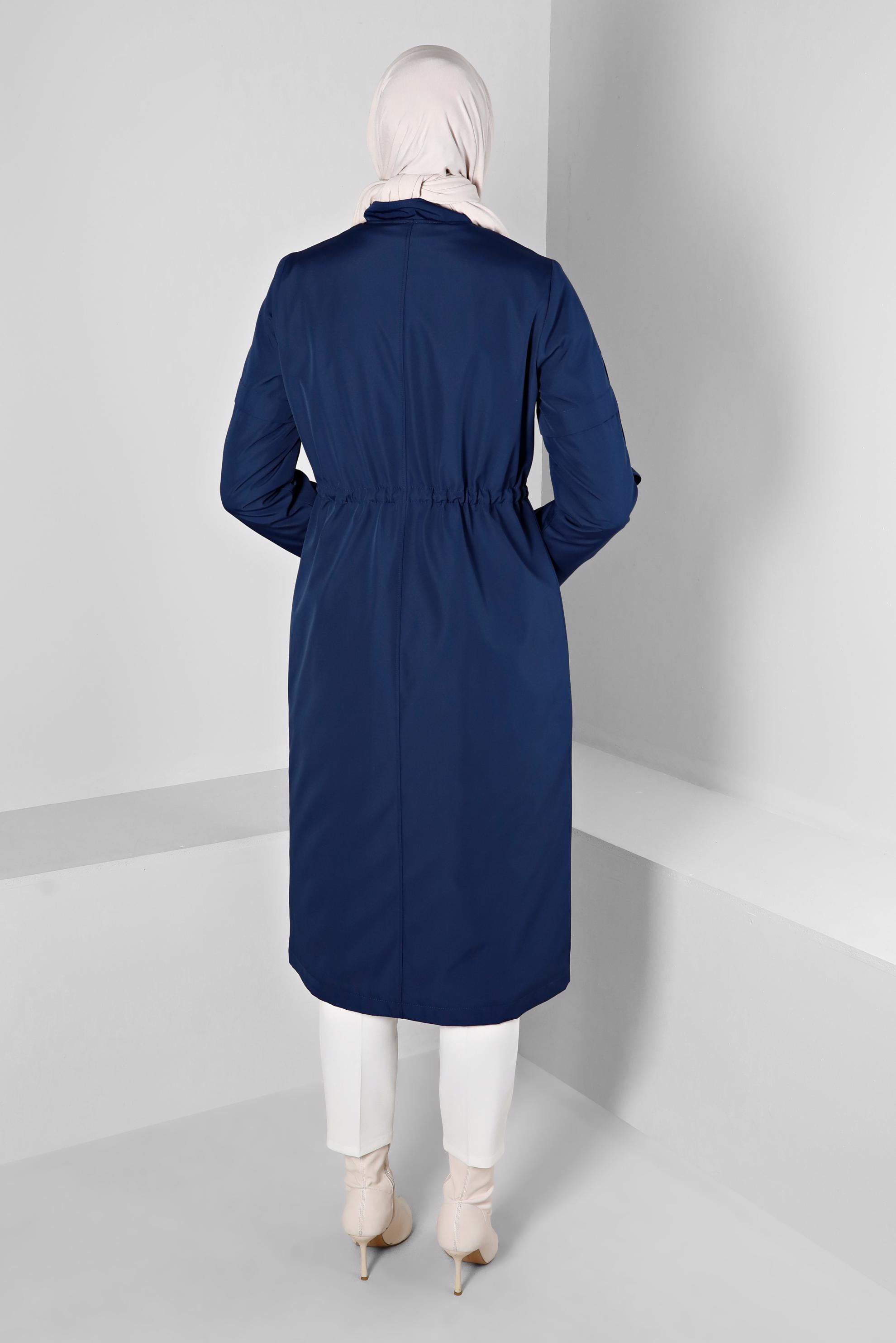 Tesettür giyim LACİVERT BELİ BÜZGÜLÜ ZIMBA DETAYLI FERMUARLI PARKA 90374