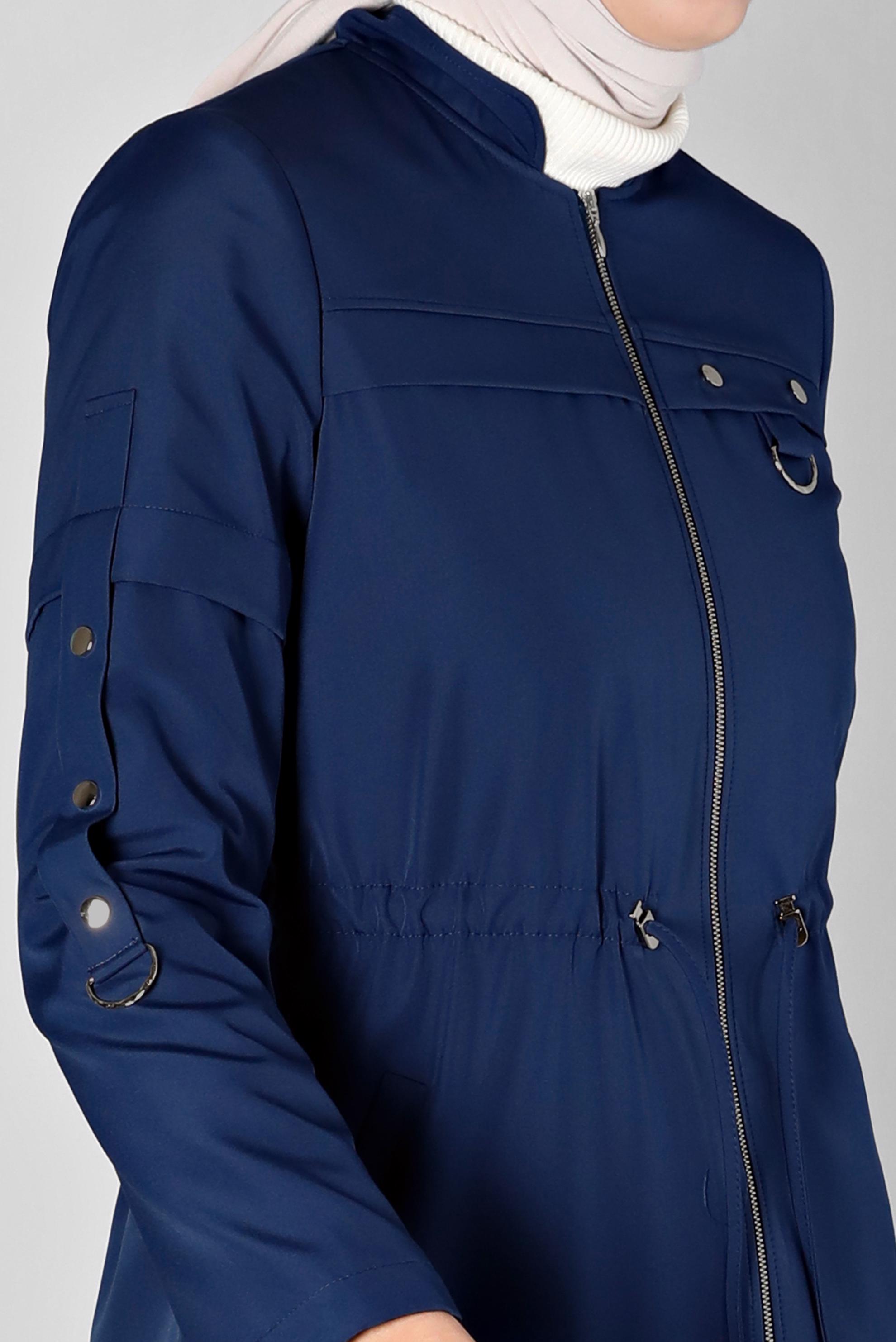 Tesettür giyim LACİVERT BELİ BÜZGÜLÜ ZIMBA DETAYLI FERMUARLI PARKA 90374