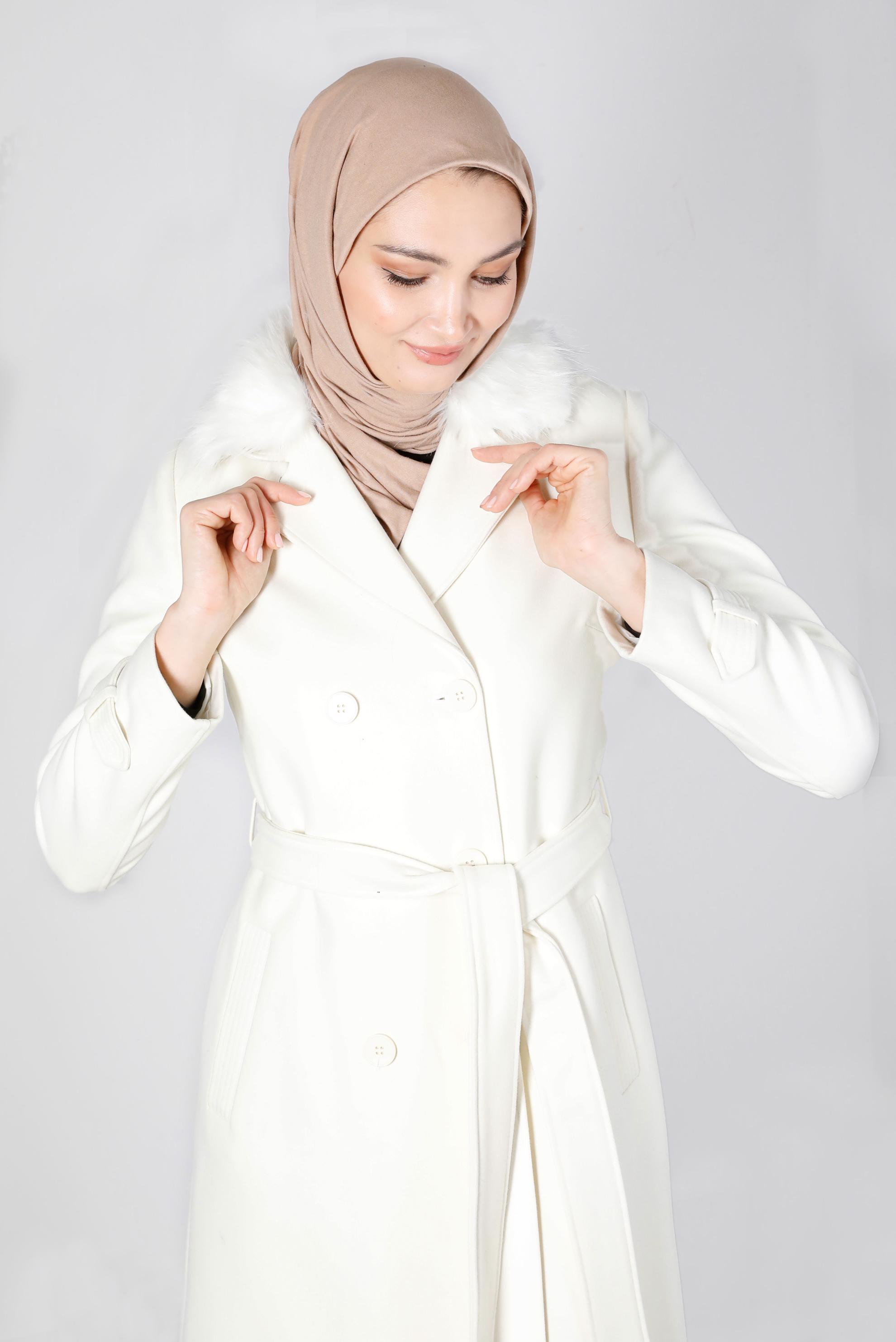 Tesettür giyim BEYAZ KÜRK DETAYLI KUŞAKLI KABAN 90375	