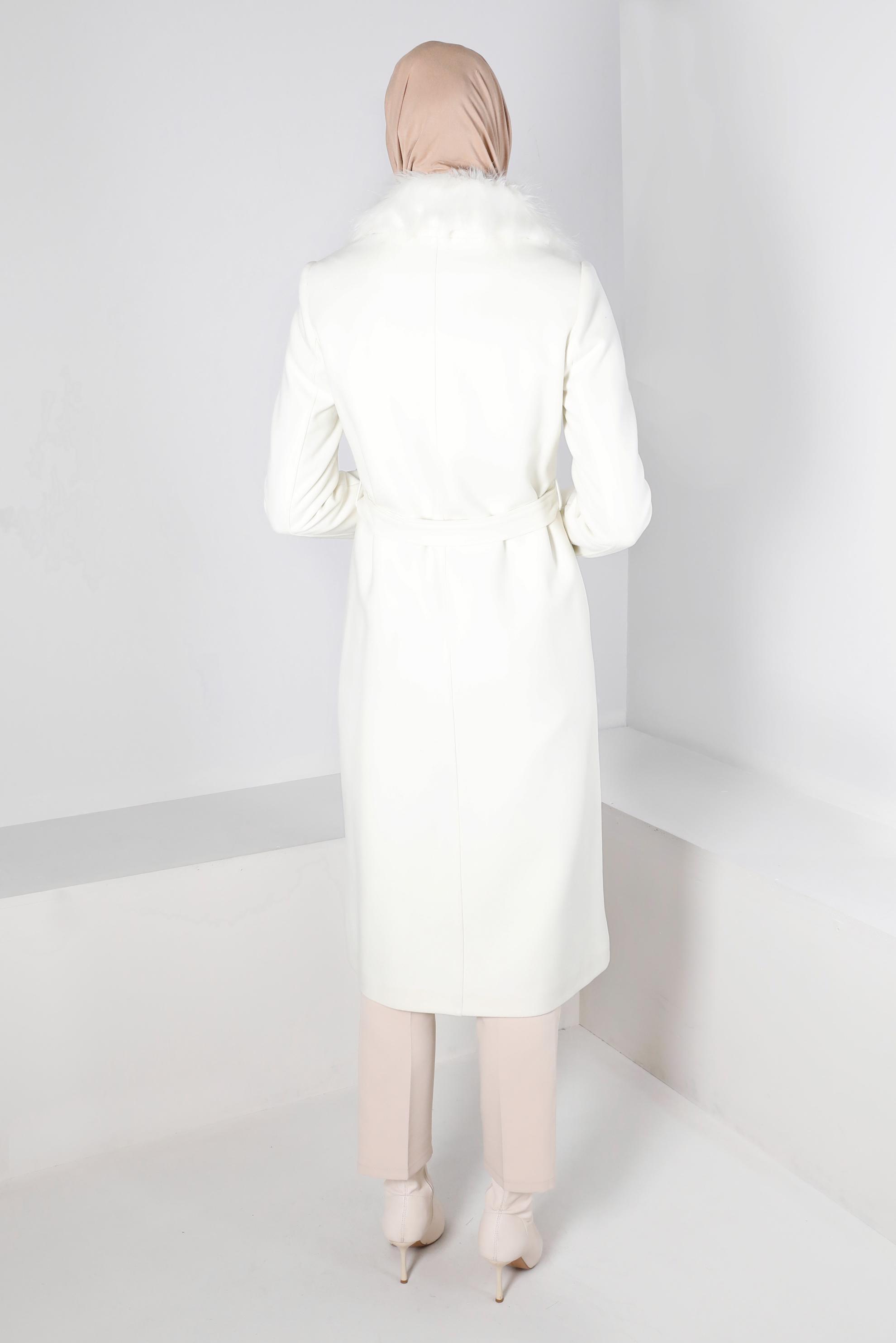 Tesettür giyim BEYAZ KÜRK DETAYLI KUŞAKLI KABAN 90375	