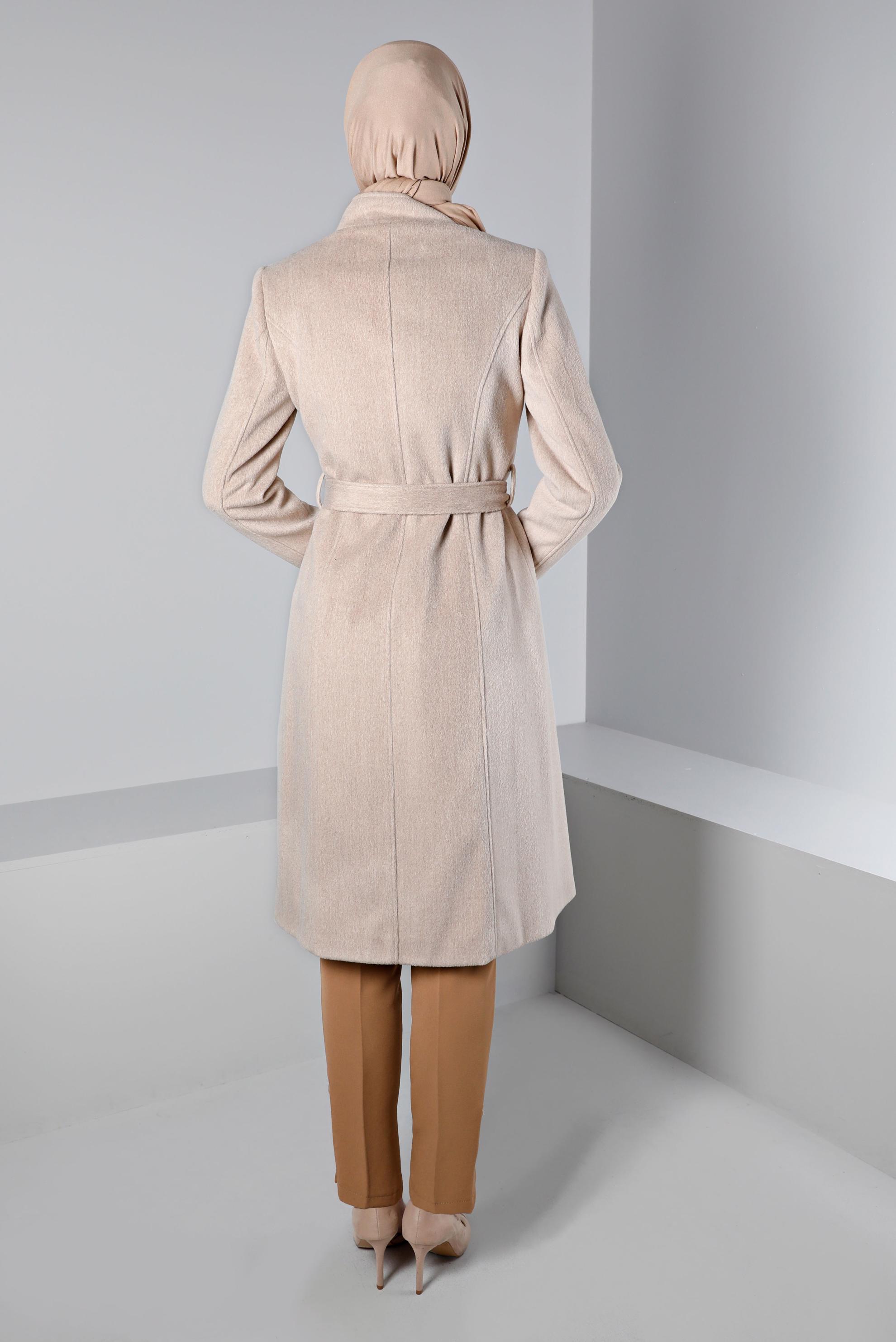 Tesettür giyim BEJ DÜĞMELİ KUŞAKLI KABAN 90376 