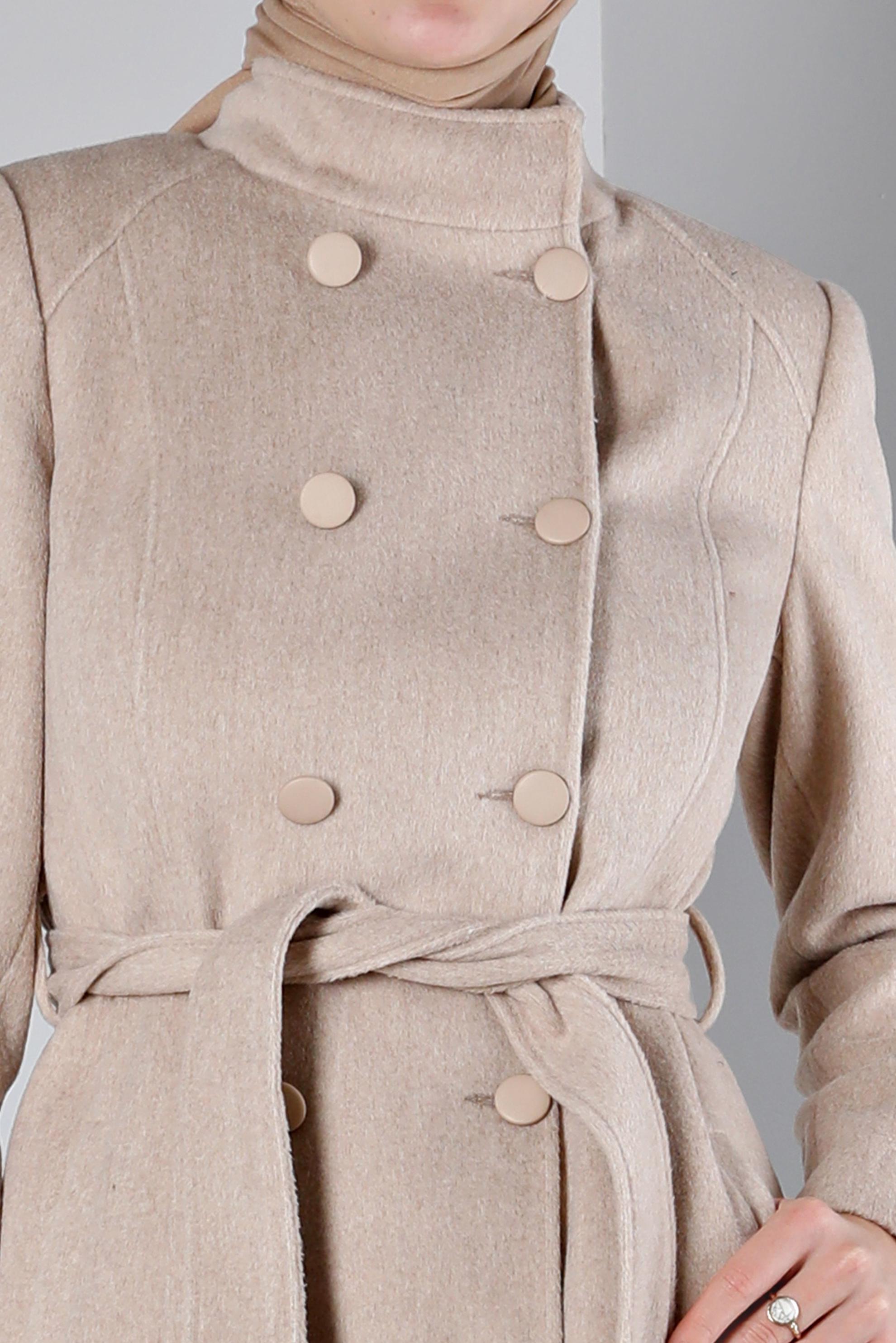 Tesettür giyim BEJ DÜĞMELİ KUŞAKLI KABAN 90376 