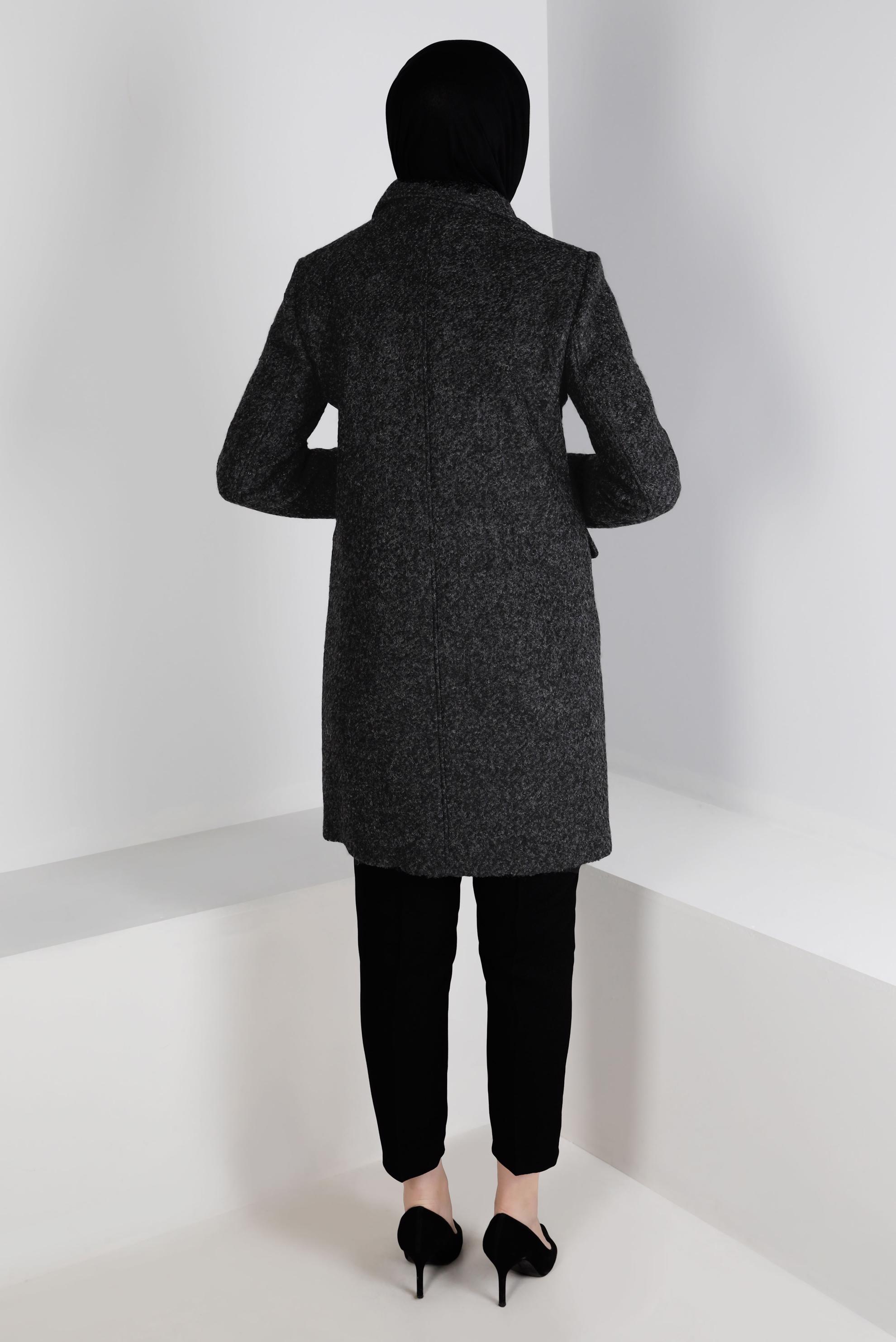 Tesettür giyim GRİ DÜĞME DETAYLI KEÇE KABAN 90381