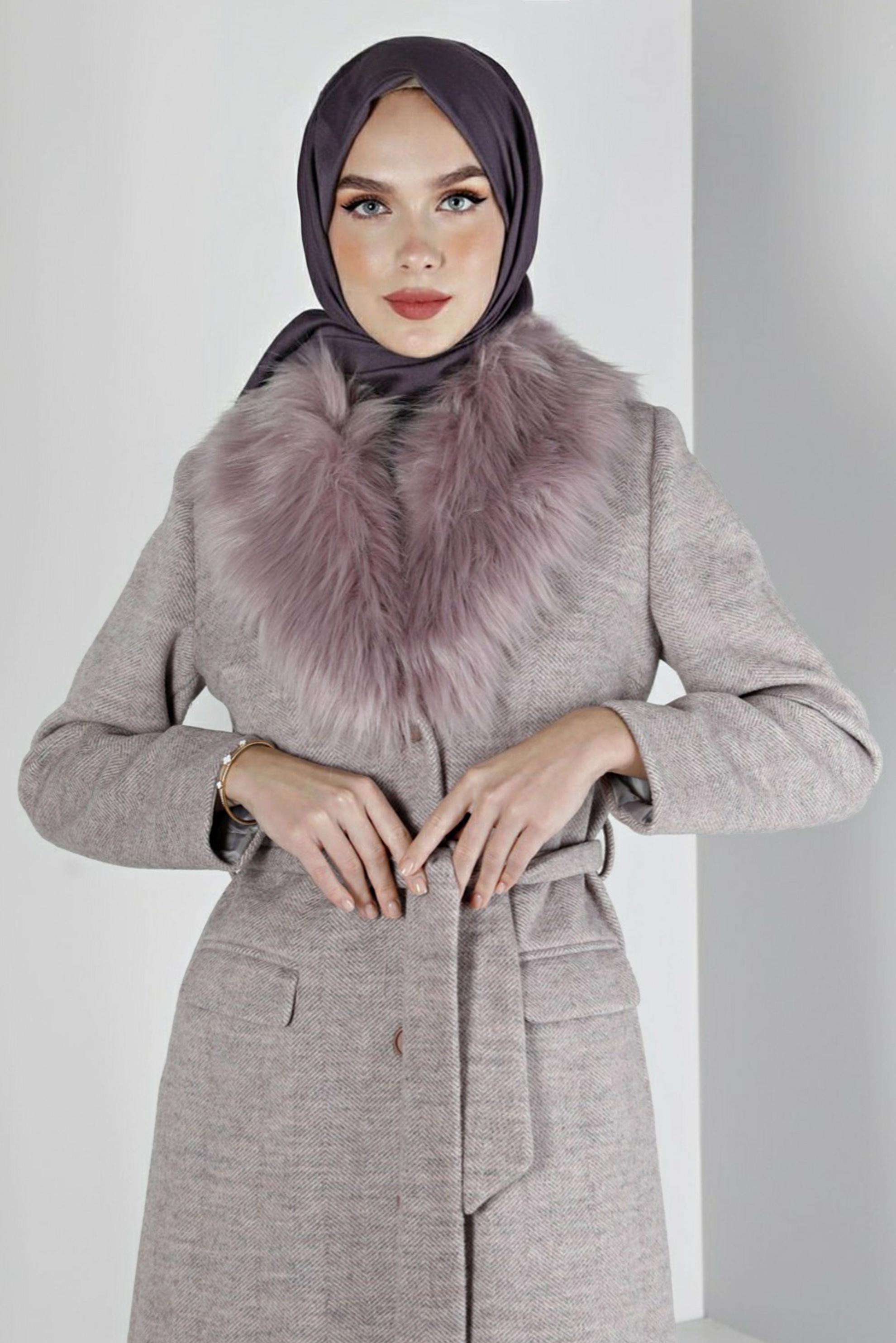 Tesettür giyim MOR DÜĞMELİ KÜRKLÜ KABAN 90383