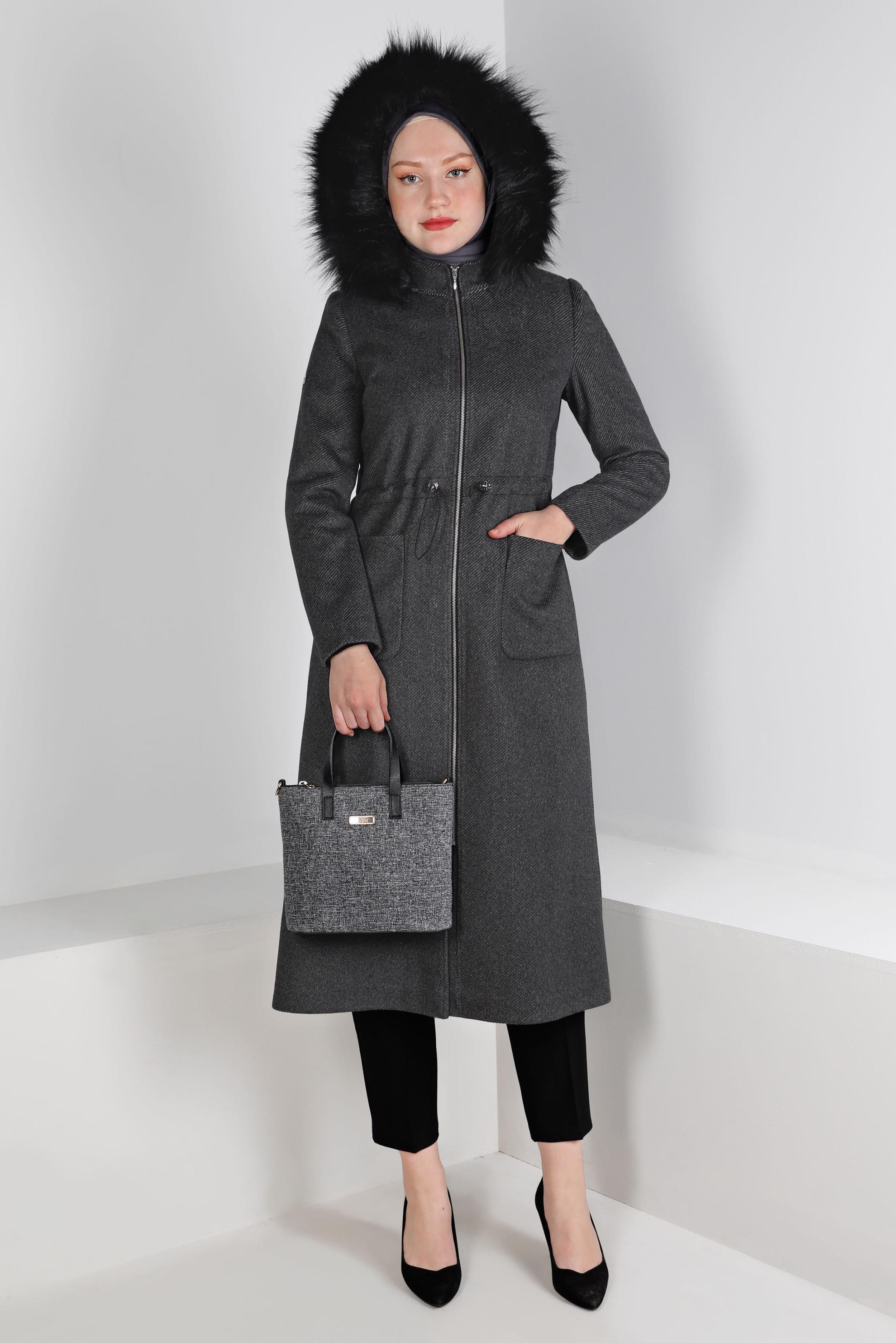 Tesettür giyim SİYAH KAPÜŞONU KÜRKLÜ CEPLİ KABAN 90392 