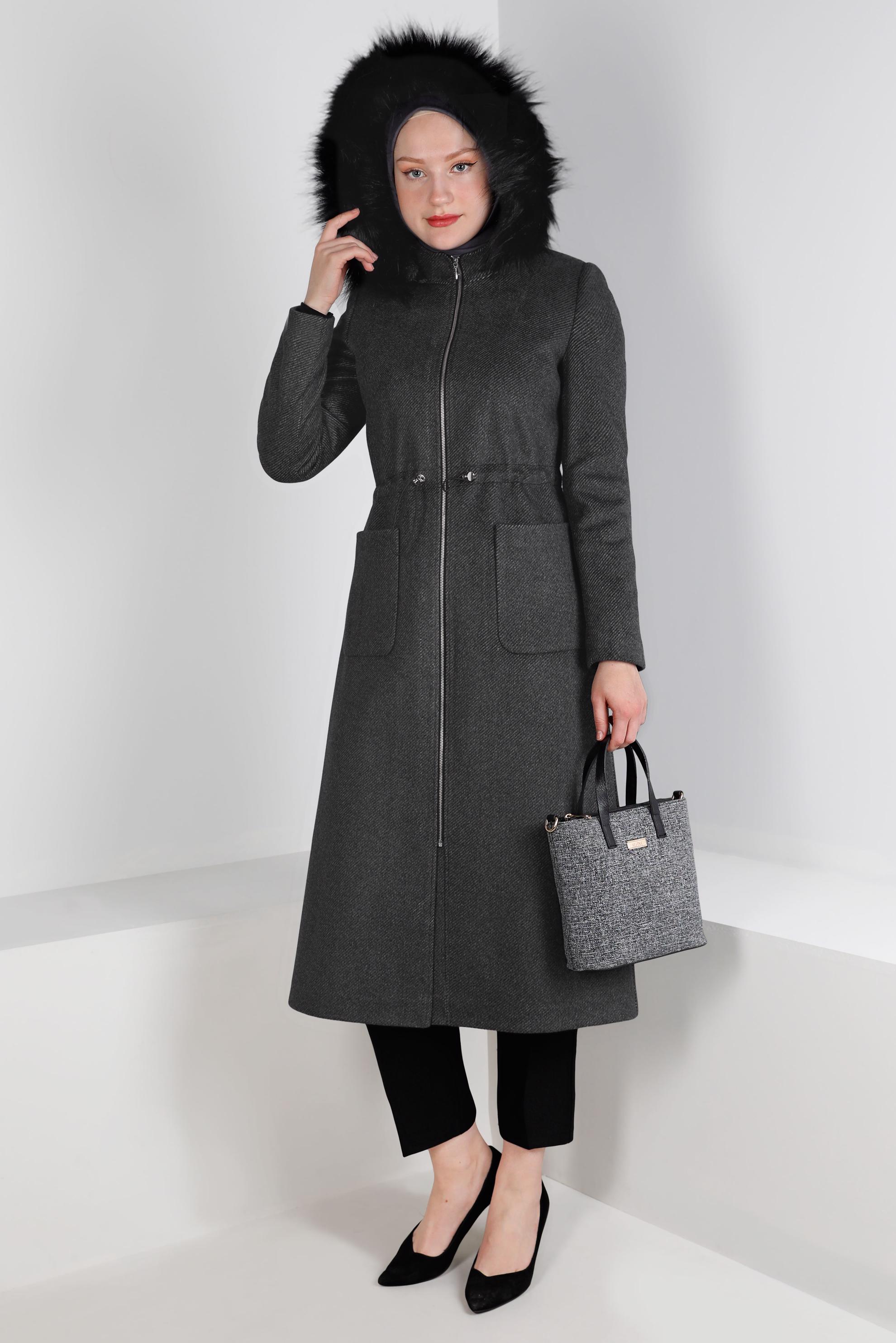 Tesettür giyim SİYAH KAPÜŞONU KÜRKLÜ CEPLİ KABAN 90392 