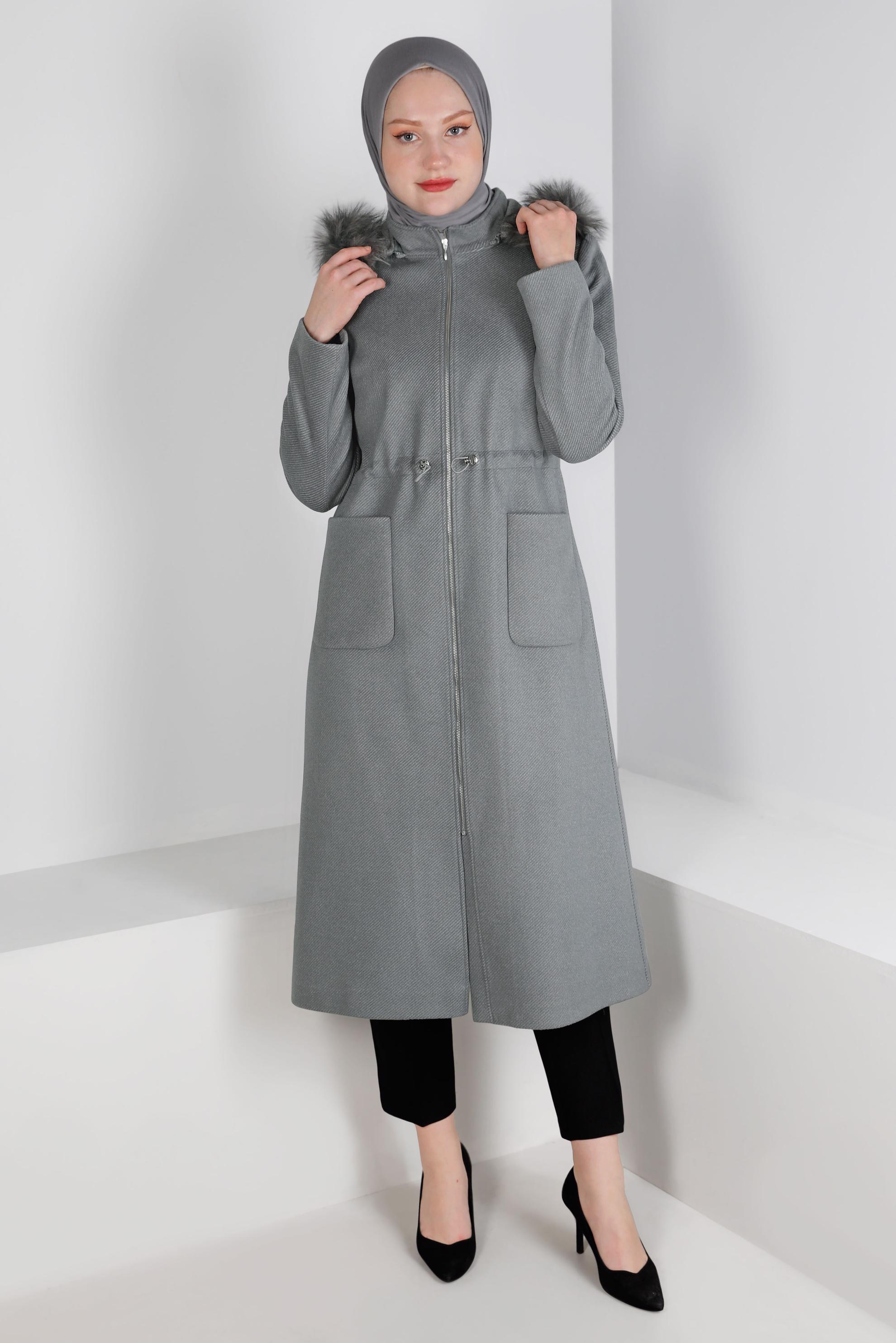 Tesettür giyim GRİ KAPÜŞONU KÜRKLÜ CEPLİ KABAN 90392 