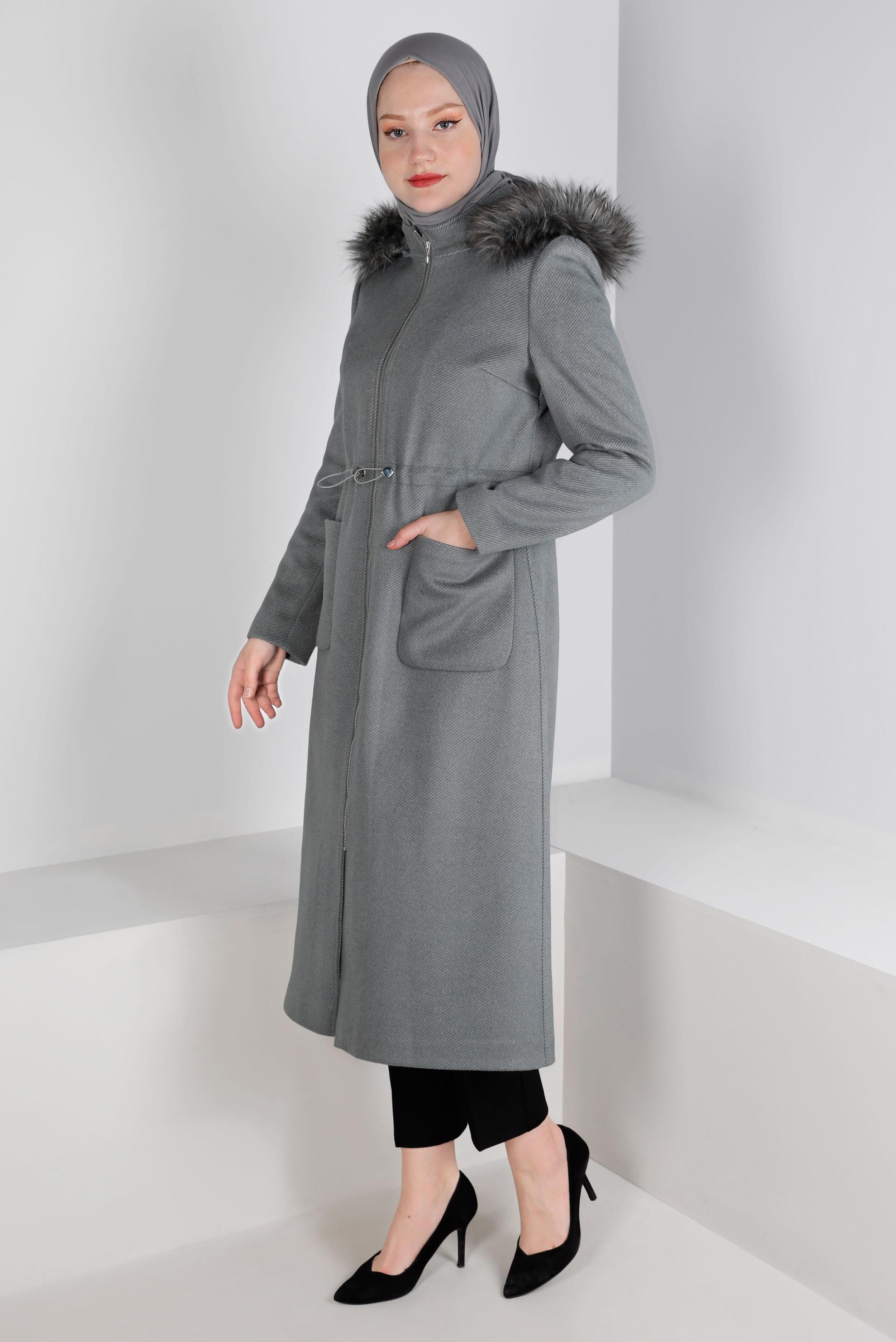 Tesettür giyim GRİ KAPÜŞONU KÜRKLÜ CEPLİ KABAN 90392 