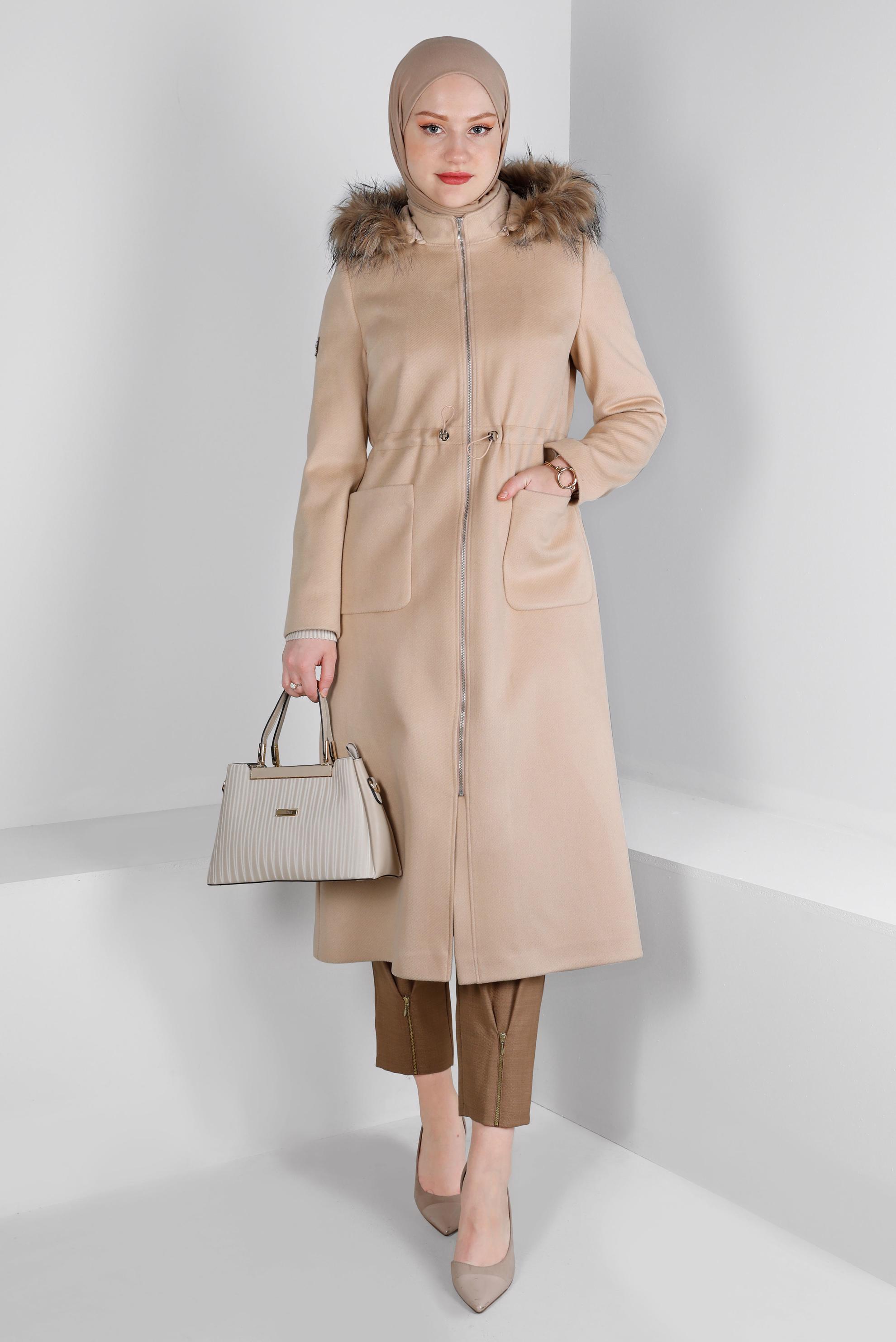 Tesettür giyim BEJ KAPÜŞONU KÜRKLÜ CEPLİ KABAN 90392 