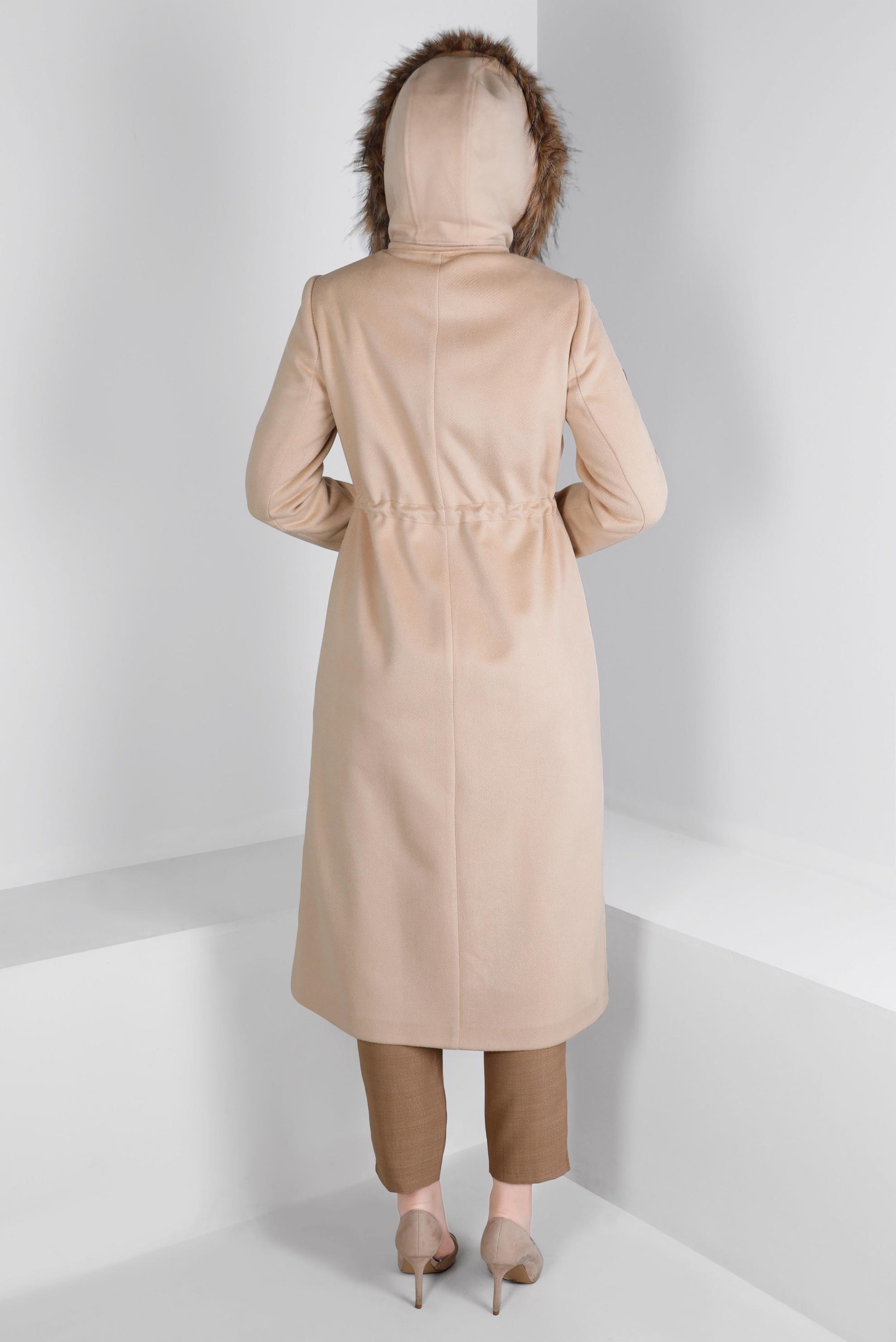 Tesettür giyim BEJ KAPÜŞONU KÜRKLÜ CEPLİ KABAN 90392 