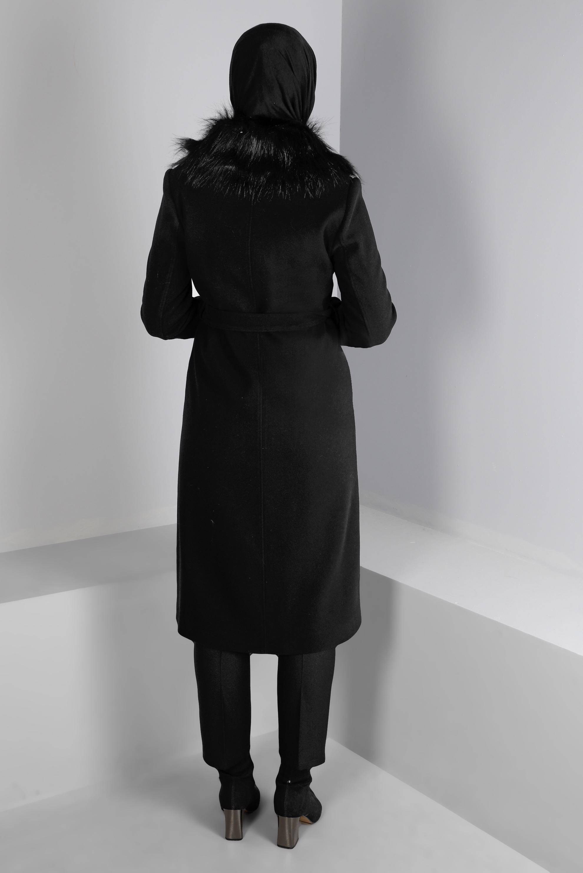 Tesettür giyim SİYAH YAKASI KÜRKLÜ KUŞAKLI KABAN 90393