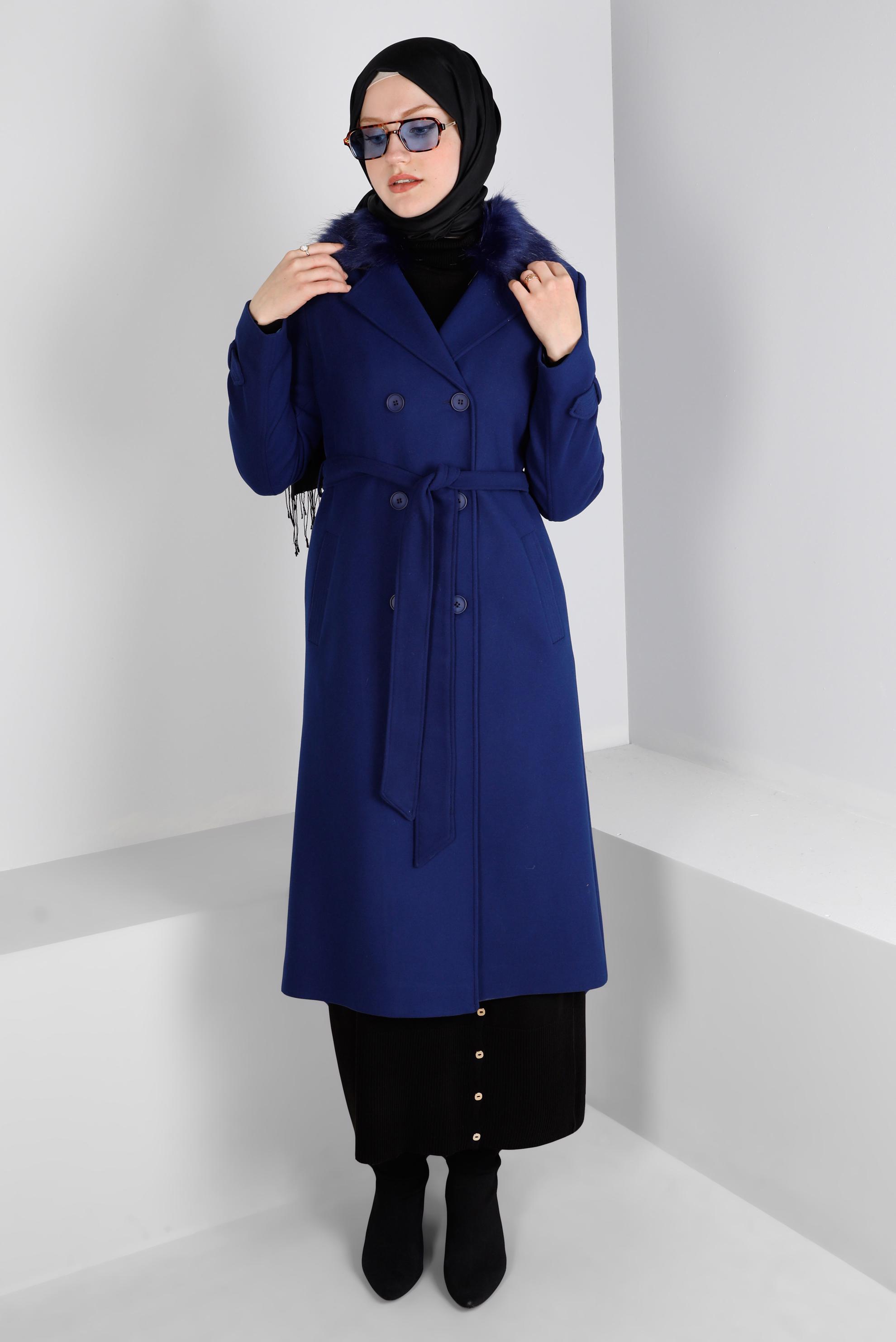 Vêtements hijab BLEU MANTEAU AVEC CEINTURE EN FAUSSE FOURRURE 90393