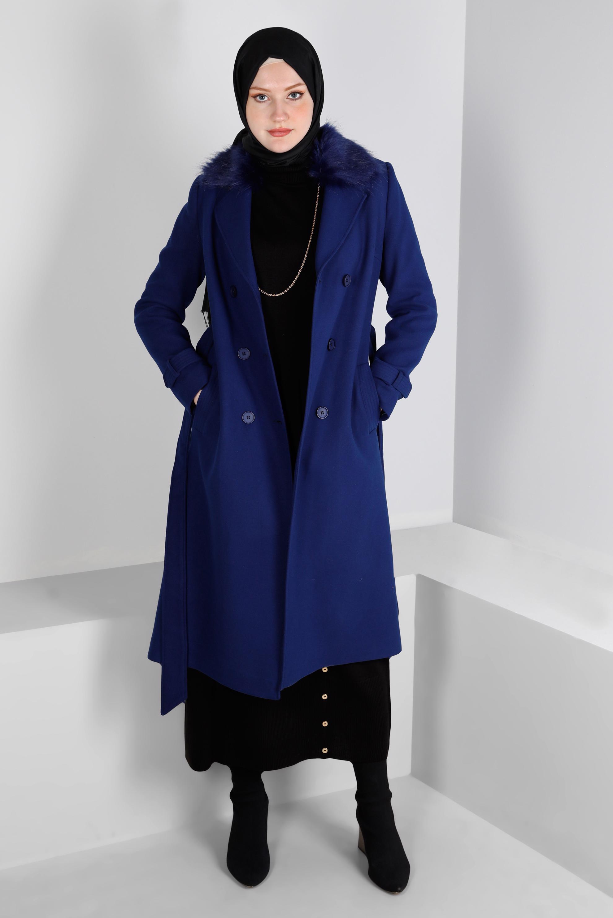 Vêtements hijab BLEU MANTEAU AVEC CEINTURE EN FAUSSE FOURRURE 90393