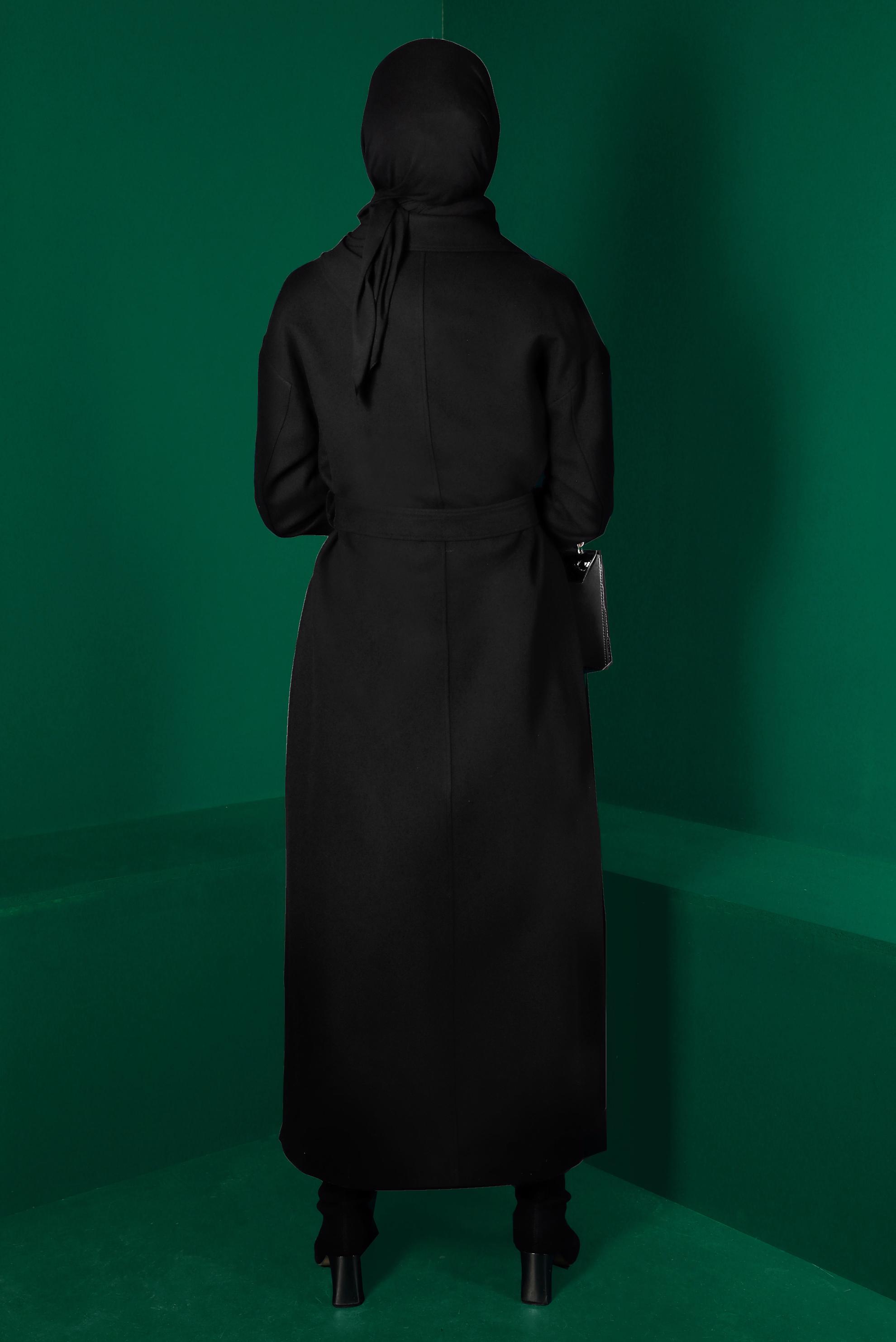 Tesettür giyim SİYAH KUŞAKLI DÜĞMELİ UZUN KAŞE MANTO 90300 