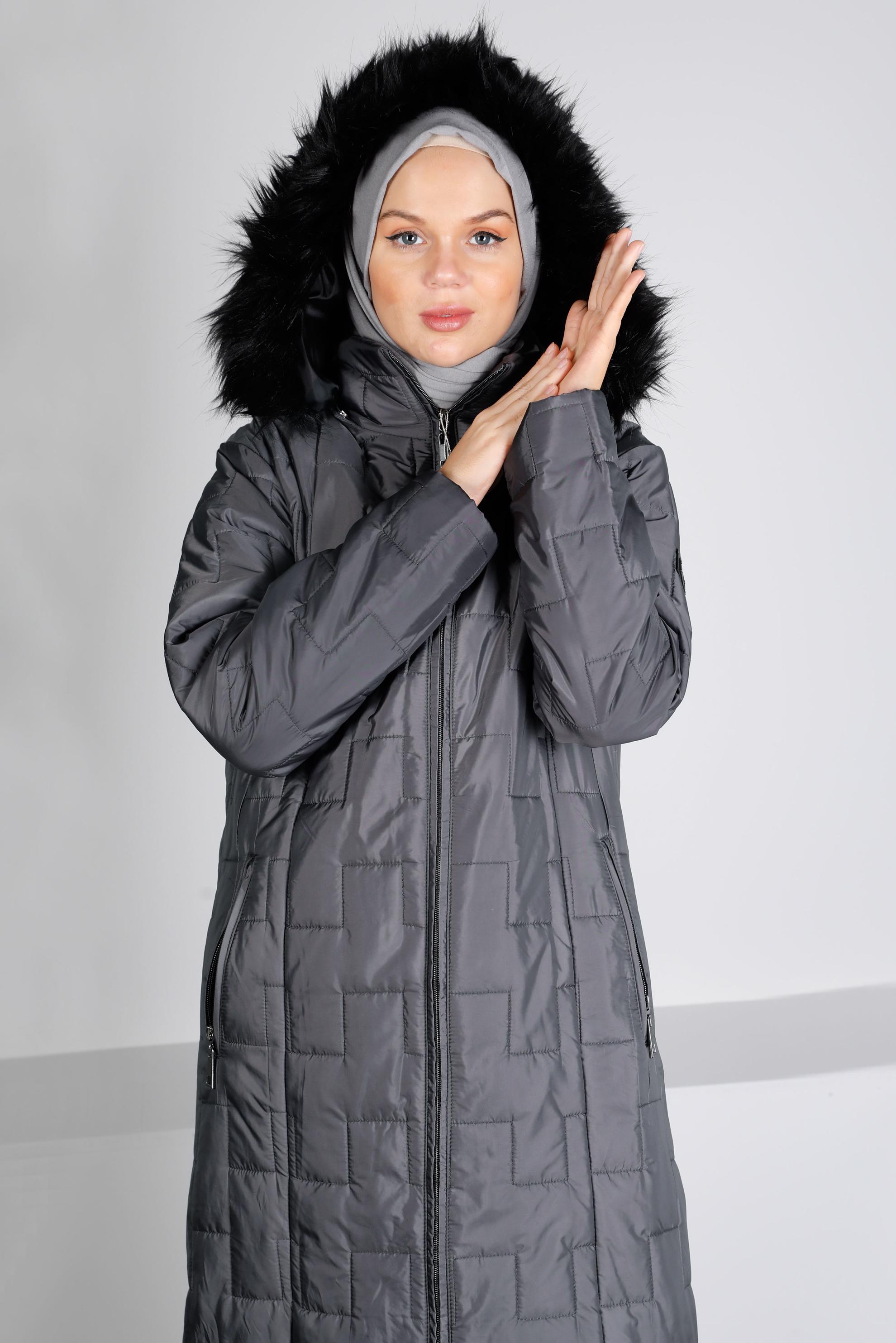 Tesettür giyim GRİ KAPÜŞONU KÜRKLÜ FERMUARLI ŞİŞME MANTO 90316 