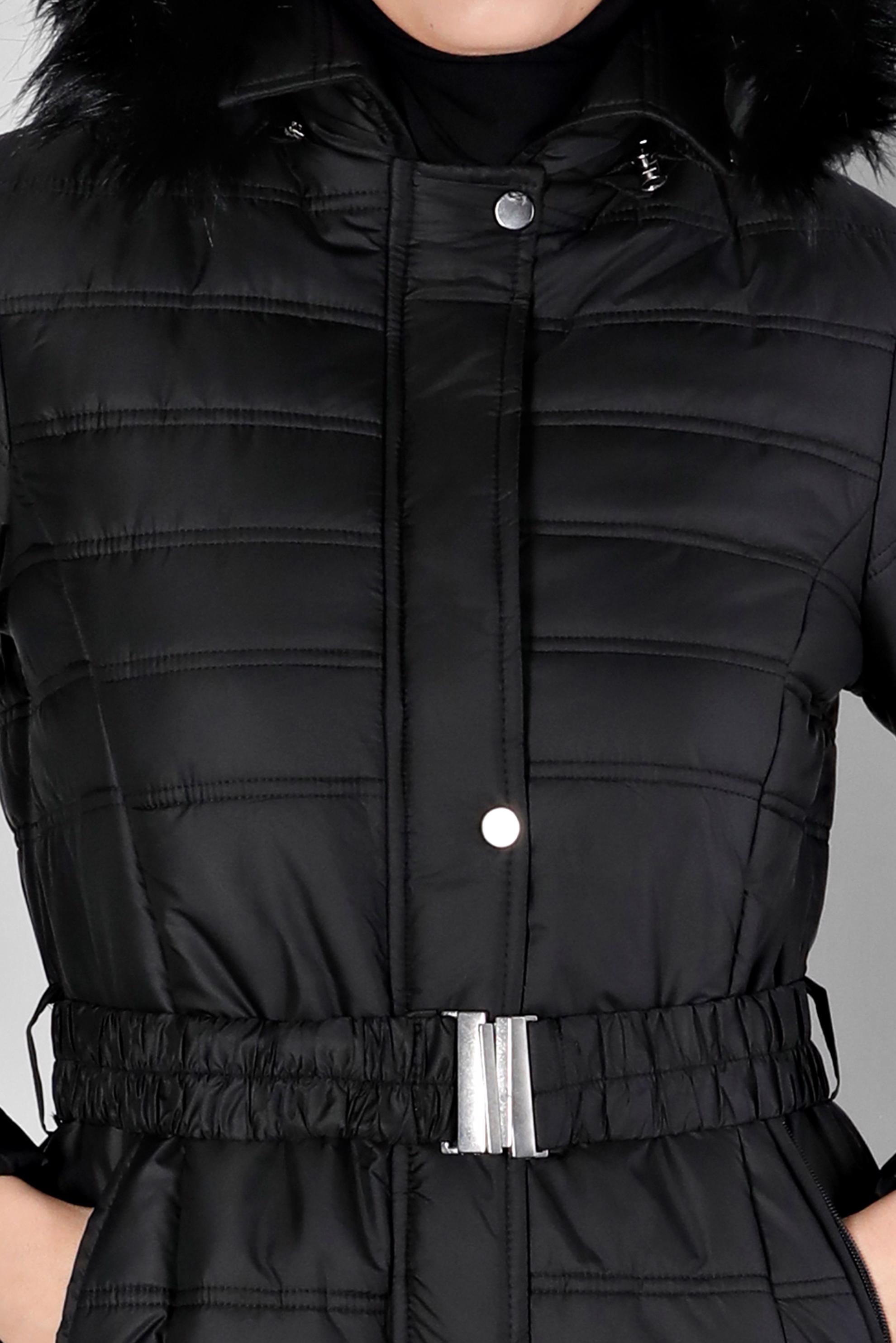 Tesettür giyim SİYAH KAPÜŞONU KÜRKLÜ ŞİŞME MANTO 90321 