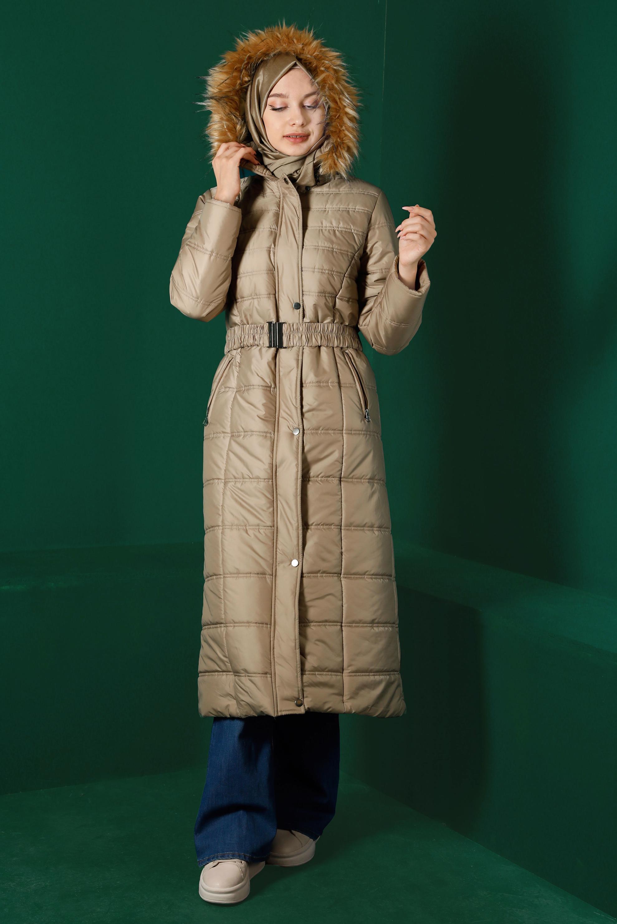 Tesettür giyim KAHVE KAPÜŞONU KÜRKLÜ ŞİŞME MANTO 90321 