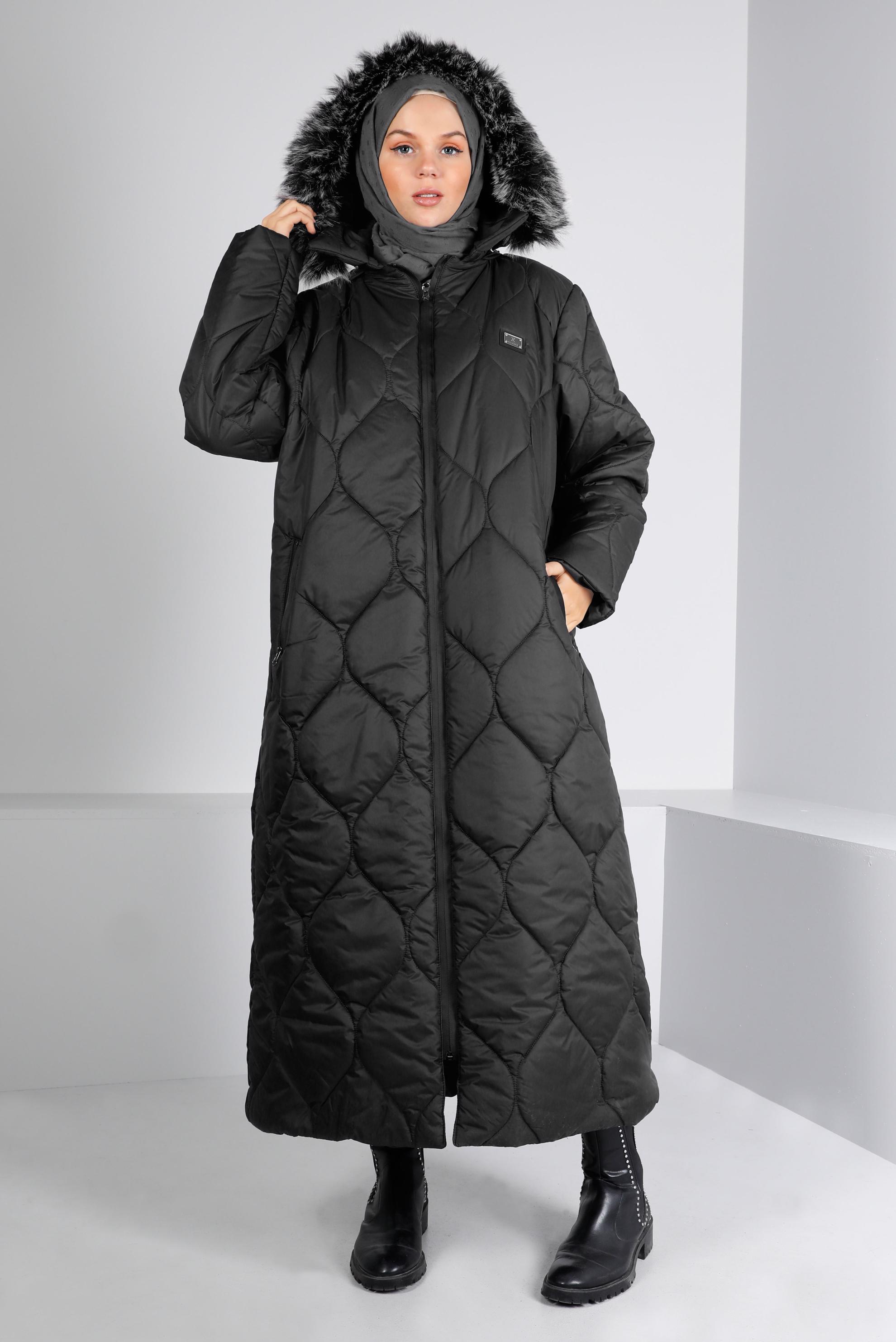 Tesettür giyim SİYAH KAPÜŞONU KÜRKLÜ BÜYÜK BEDEN ŞİŞME MANTO 90333 